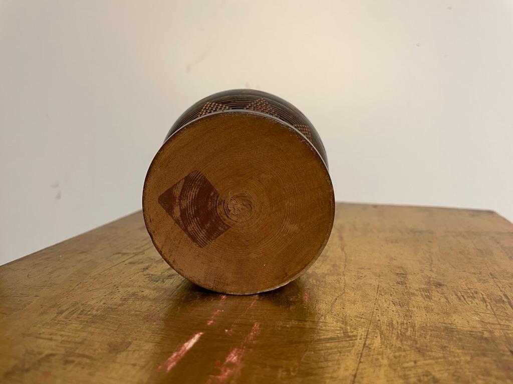 Caja redonda con tapa, de hueso y madera ebonizada, fabricada por balleneros, hacia 1850 siglo XIX en venta