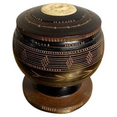 Caja redonda con tapa, de hueso y madera ebonizada, fabricada por balleneros, hacia 1850