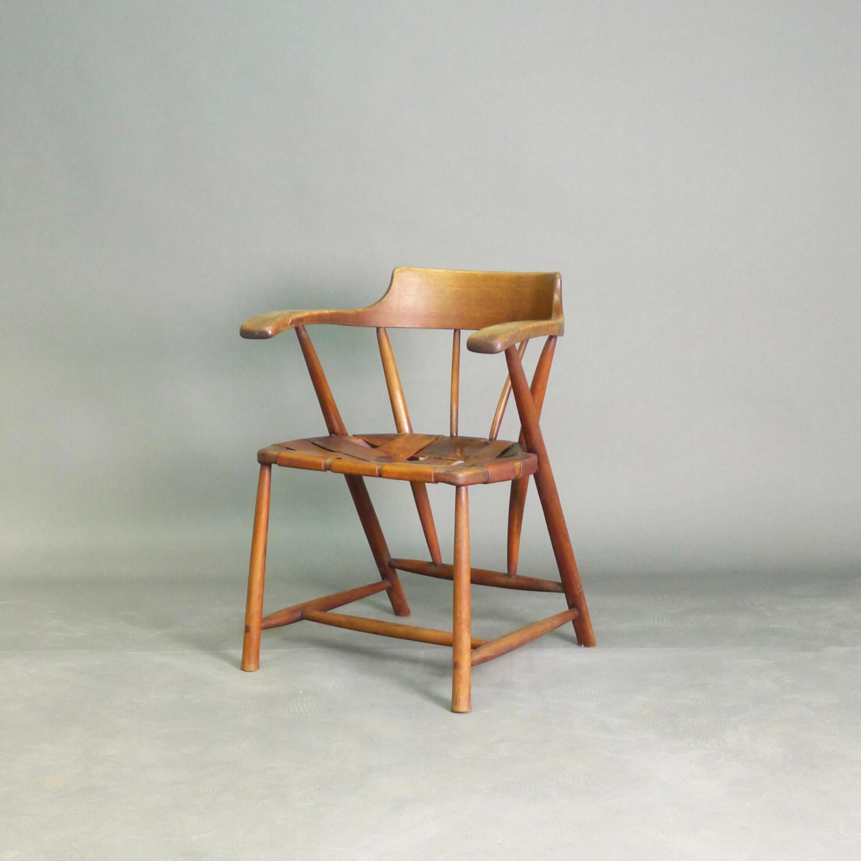 Rare chaise de capitaine originale du sculpteur et designer de meubles américain Wharton Esherick (1887-1970).

S'inspirant de la tradition Shaker de conception de meubles, Esherick a créé ce modèle emblématique dans ses studios de Paoli, en