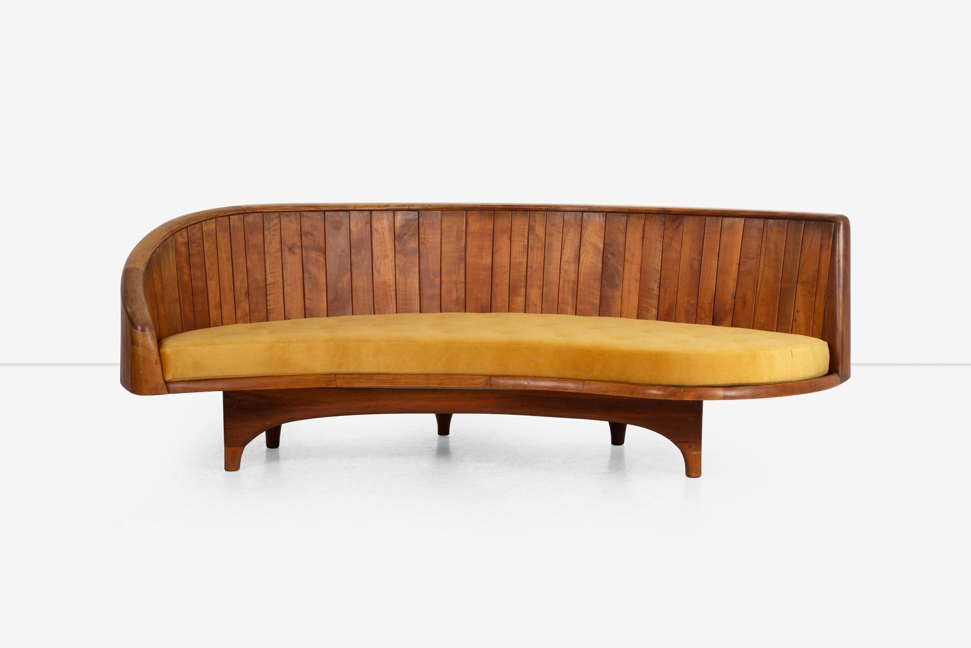 Este Sofá de Wharton Esherick ejemplifica su papel pionero en el Movimiento Artesanal Americano. Este es su primer diseño de sofá, uno de los Cuatro que se han hecho.

Conocido por su dedicación a las formas orgánicas y su meticulosa artesanía,