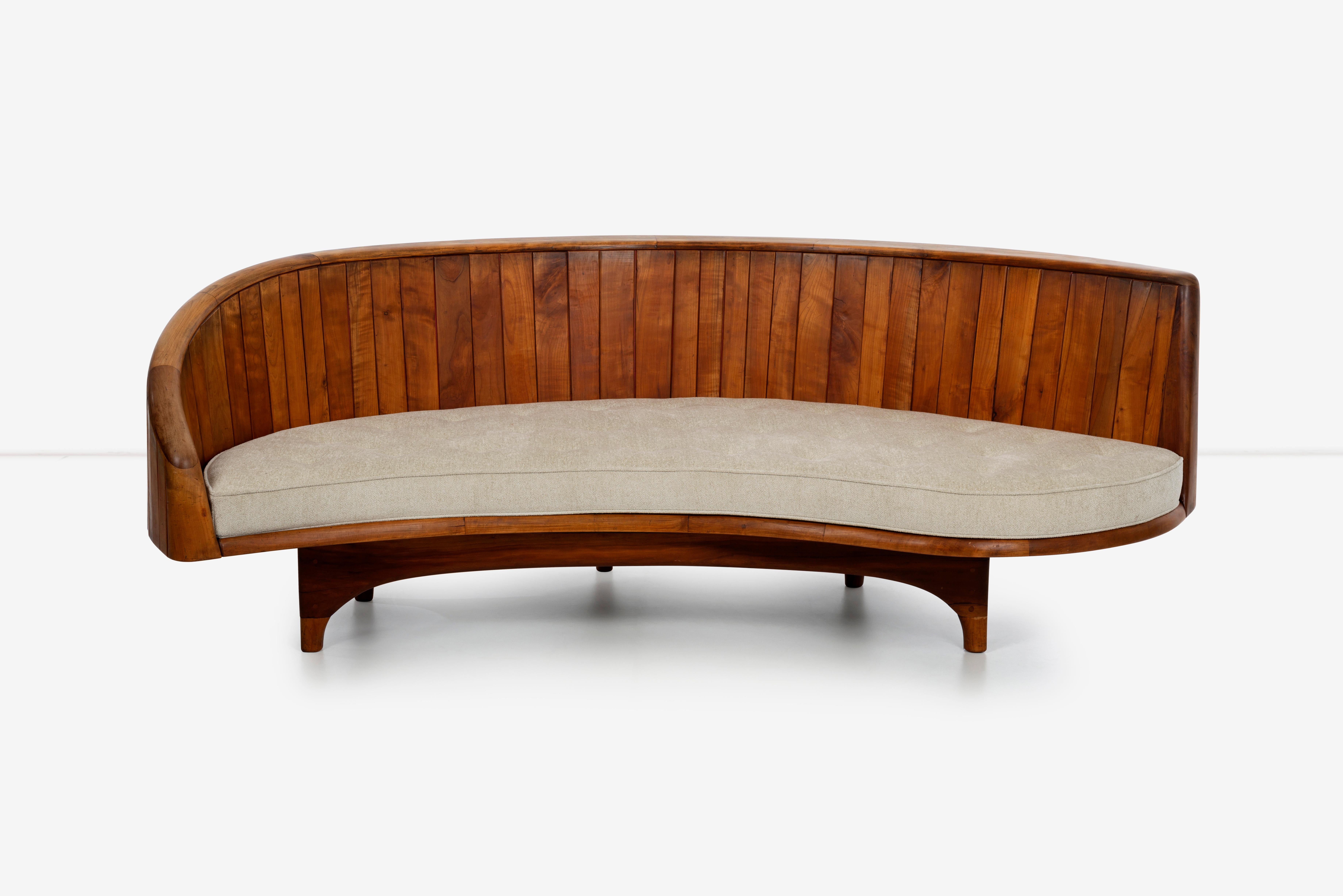 Wharton Esherick important sofa for Lawrence and Alice Seiver.
We are pleased the offer this exceptional item, the epitome of the American Craft Movement and the first of Eshericks sofa designs.
Curved structure with many design details