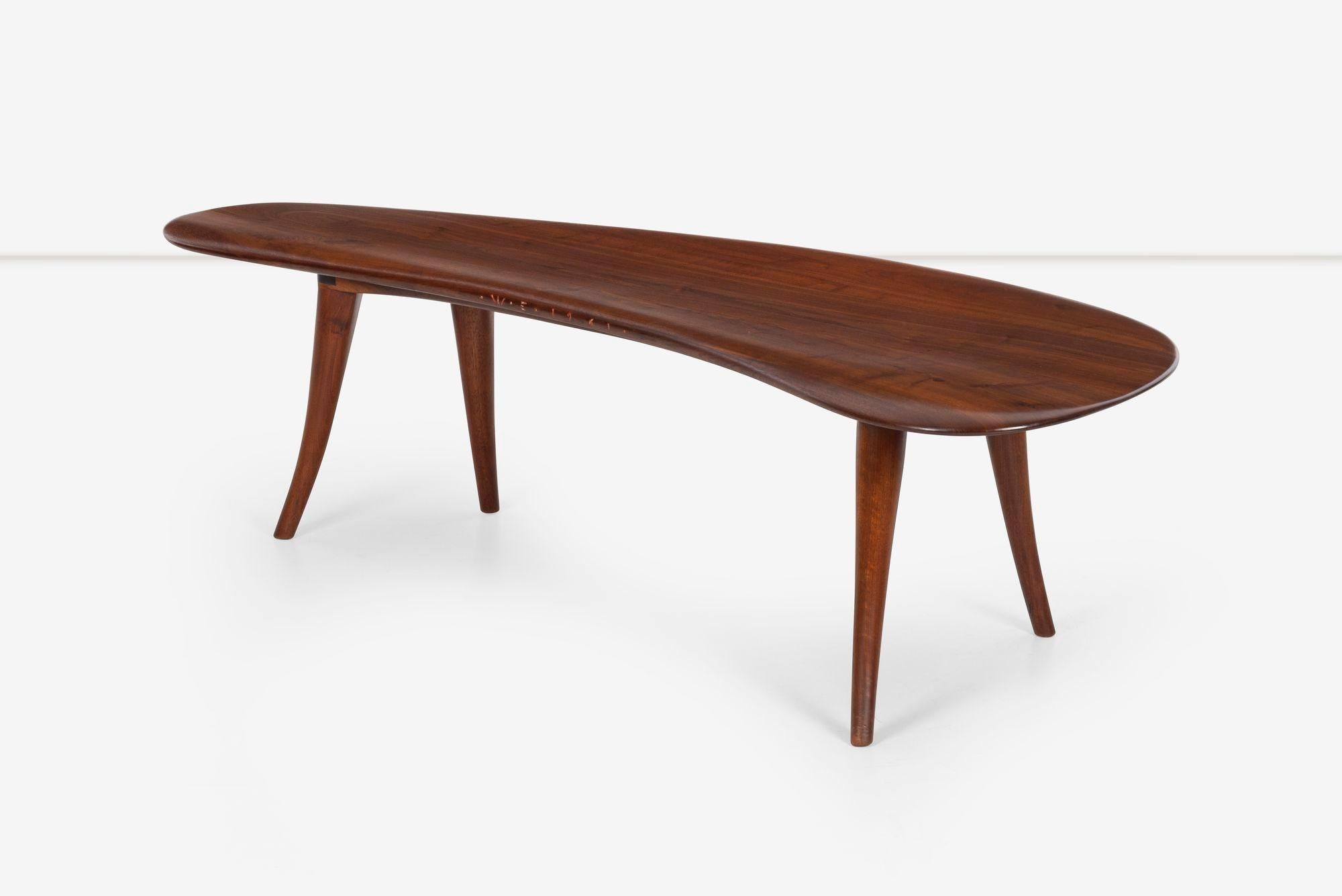 Table basse en noyer sculpté Wharton Esherick, Paoli, Pennsylvanie Plaque de noyer massif d'un pouce d'épaisseur sculptée à la main avec des bords effilés, avec de solides pieds fuselés et évasés. Gravé sur le bord : 