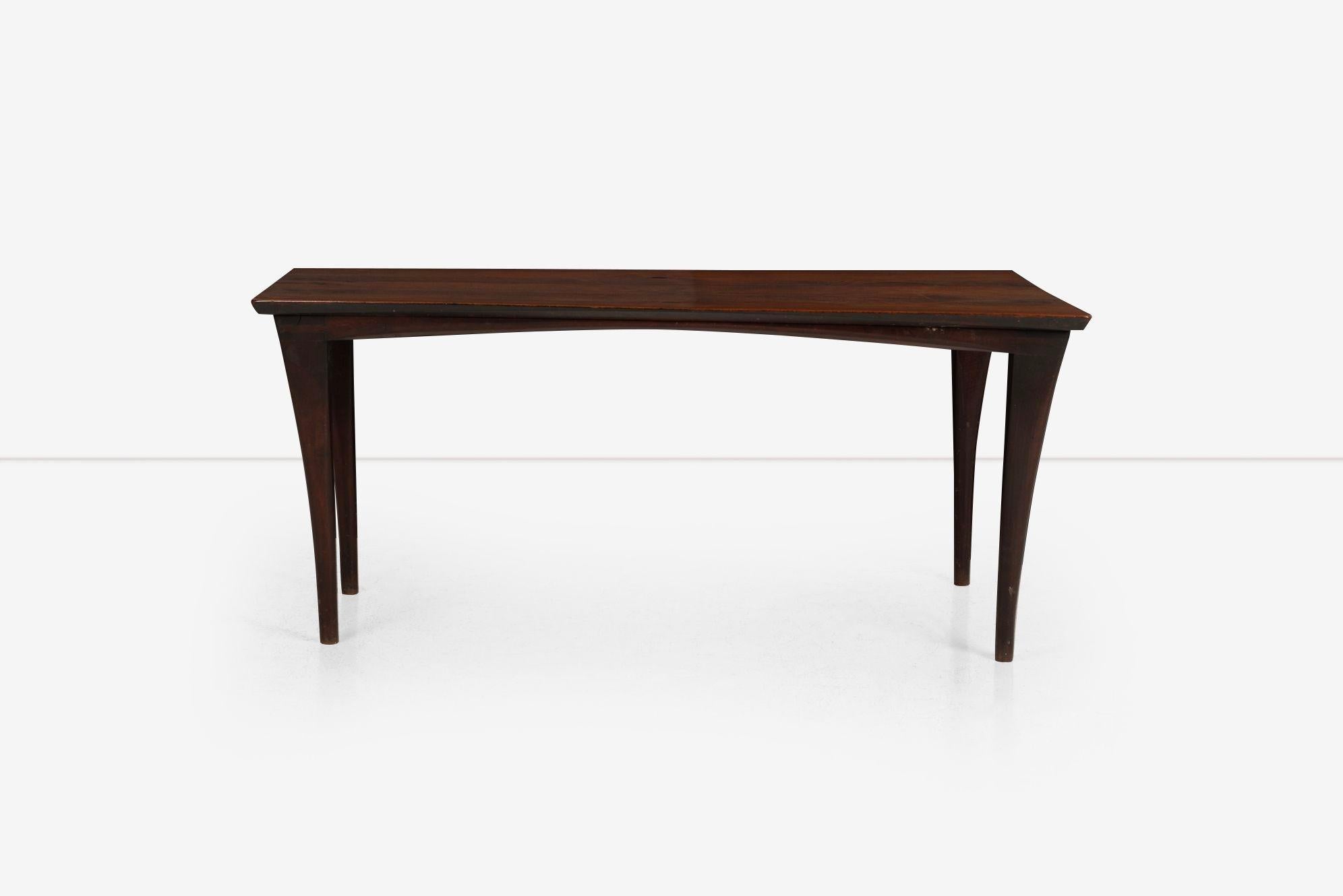 Table de salle à manger en noyer massif Wharton Esherick, 1953
Fabriquée à la main par Wharton Esherick, cette table de salle à manger présente un plateau trapézoïdal et des pieds sculptés en noyer massif. Conçue pour Arthur 