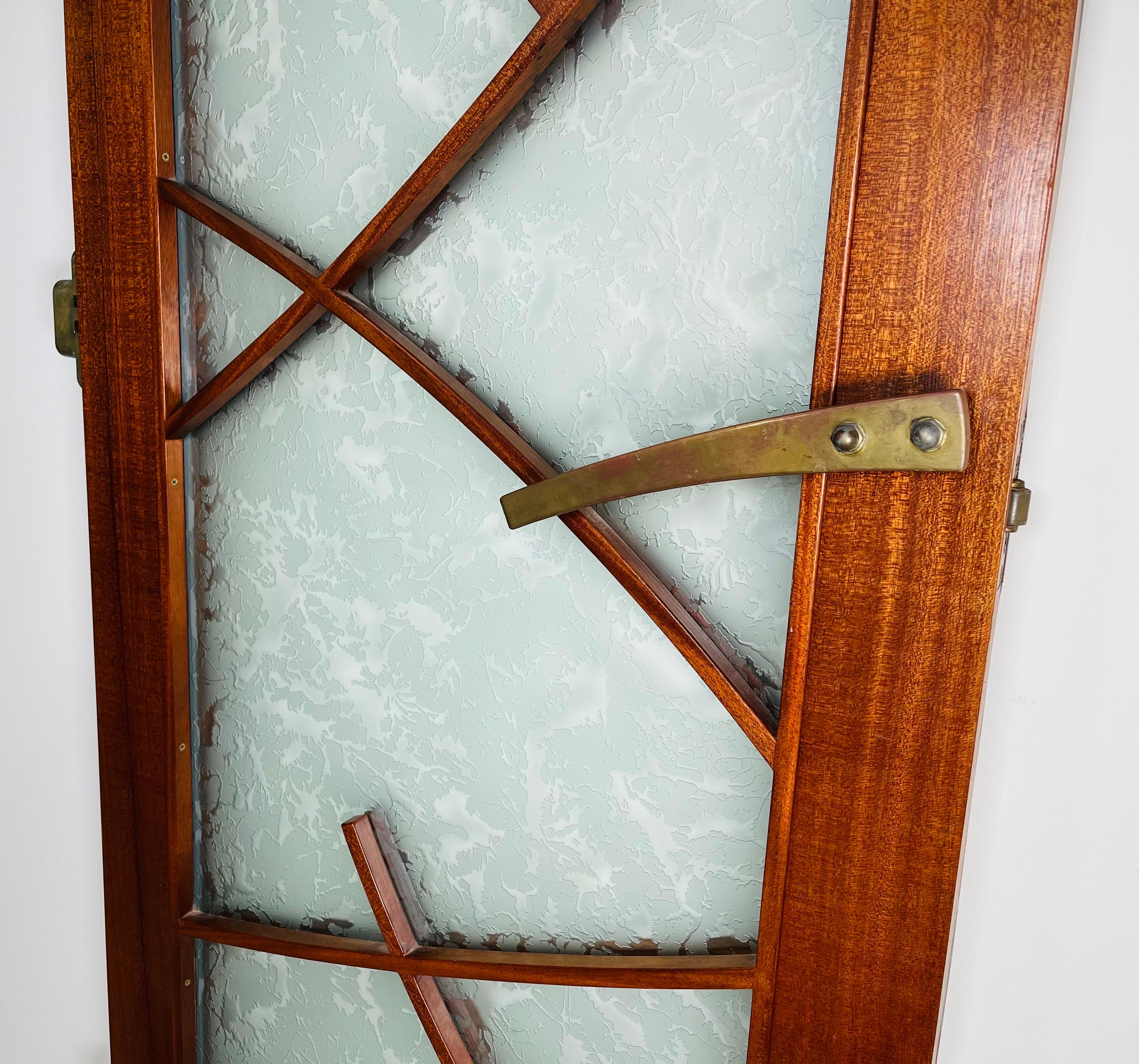 Wharton Esherick Style Außentür mit Klappgriff aus mattiertem Glas und Bronze (amerikanisch) im Angebot