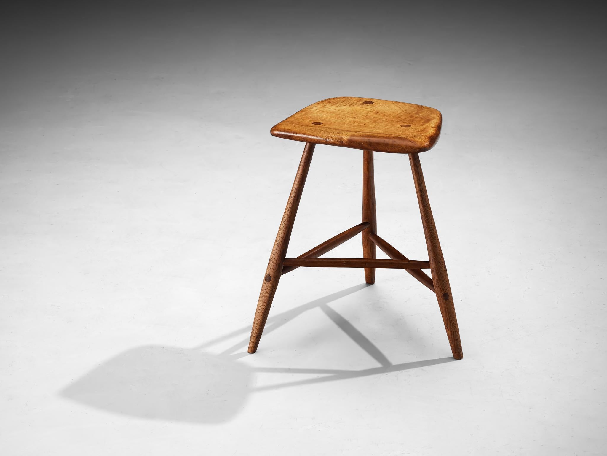 Wharton Esherick, taburete, álamo, nogal americano, Estados Unidos, 1954

Este hermoso taburete de tres patas es un sorprendente ejemplo de la obra del diseñador estadounidense Wharton Esherick. El resurgimiento del interés por los muebles hechos a