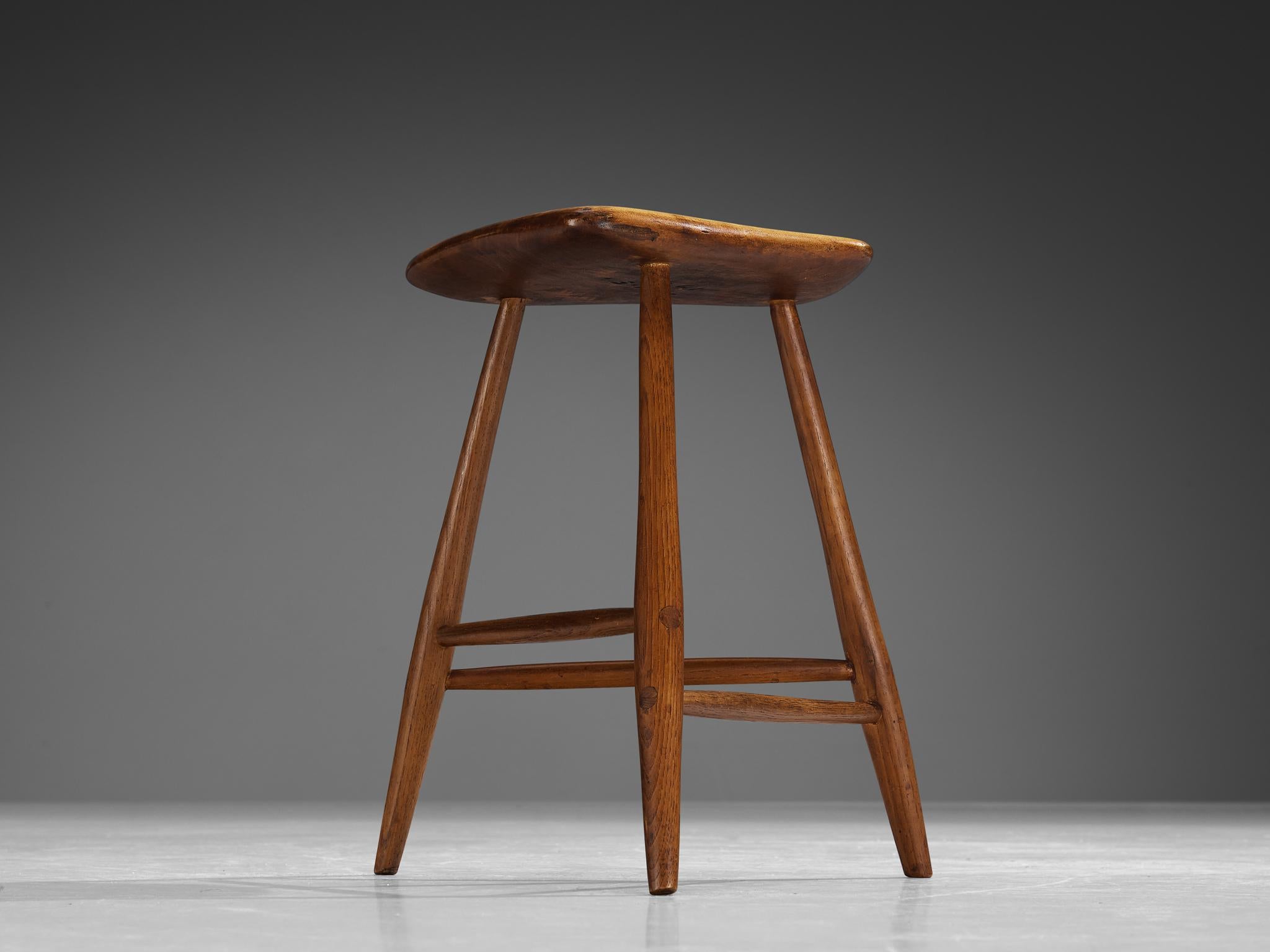 Wharton Esherick, tabourets, cottonwood, hickory, États-Unis, 1954

Ce magnifique tabouret à trois pieds est un exemple frappant de l'œuvre du designer américain Wharton Esherick. Le regain d'intérêt pour le mobilier fait main au milieu du siècle a