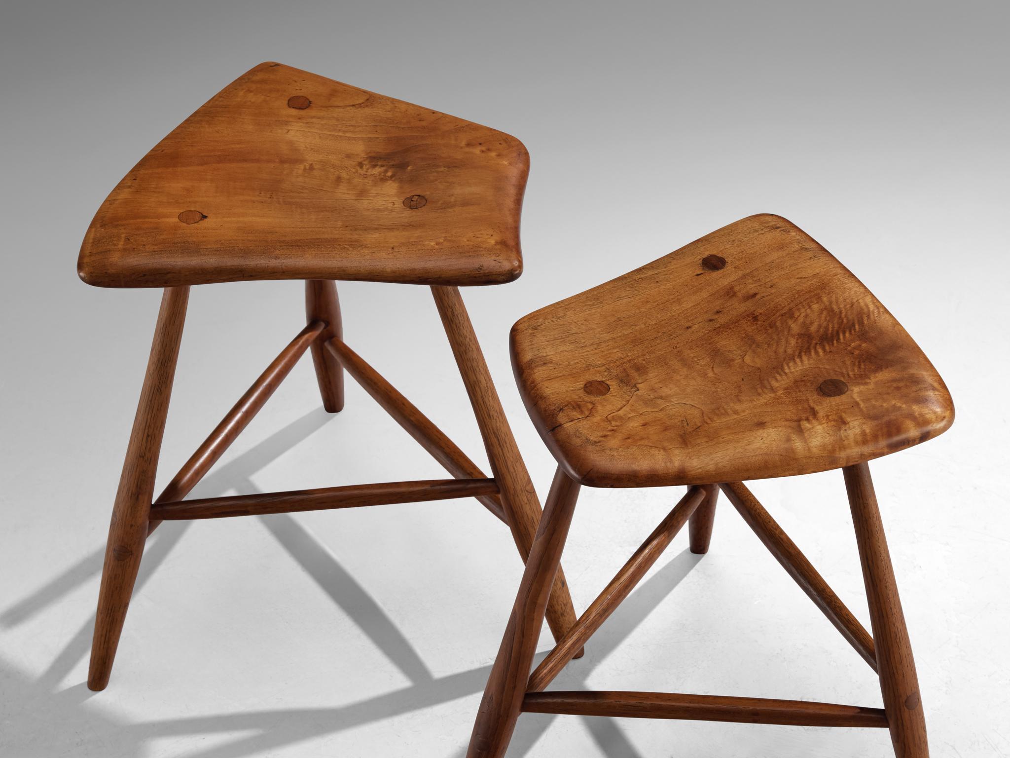 Tabourets à trois pieds Wharton Esherick en bois de coton Bon état - En vente à Waalwijk, NL