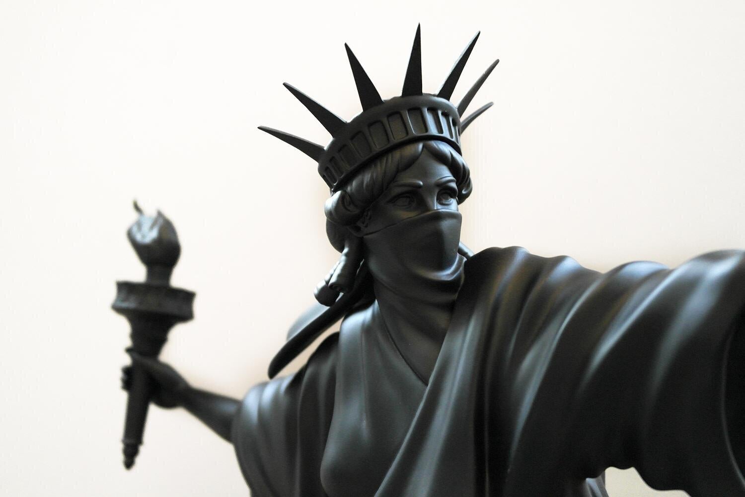 RIOT OF LIBERTY NERO - Sculpture di Whatshisname