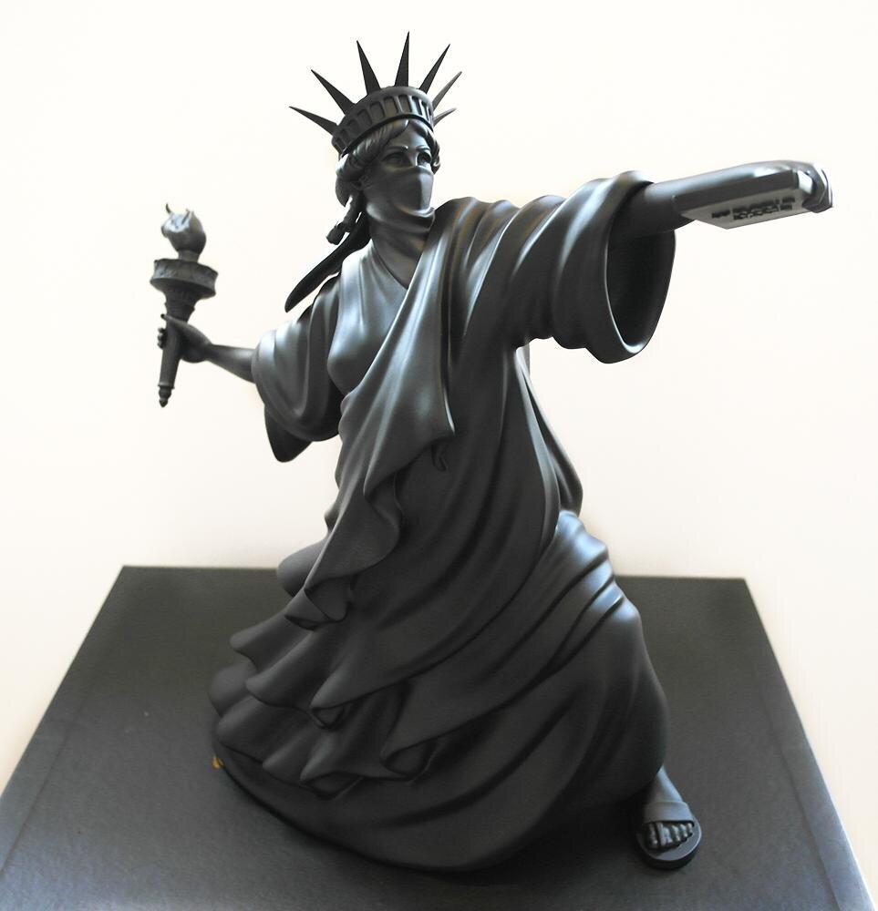 Figurative Sculpture di Whatshisname - RIOT OF LIBERTY NERO