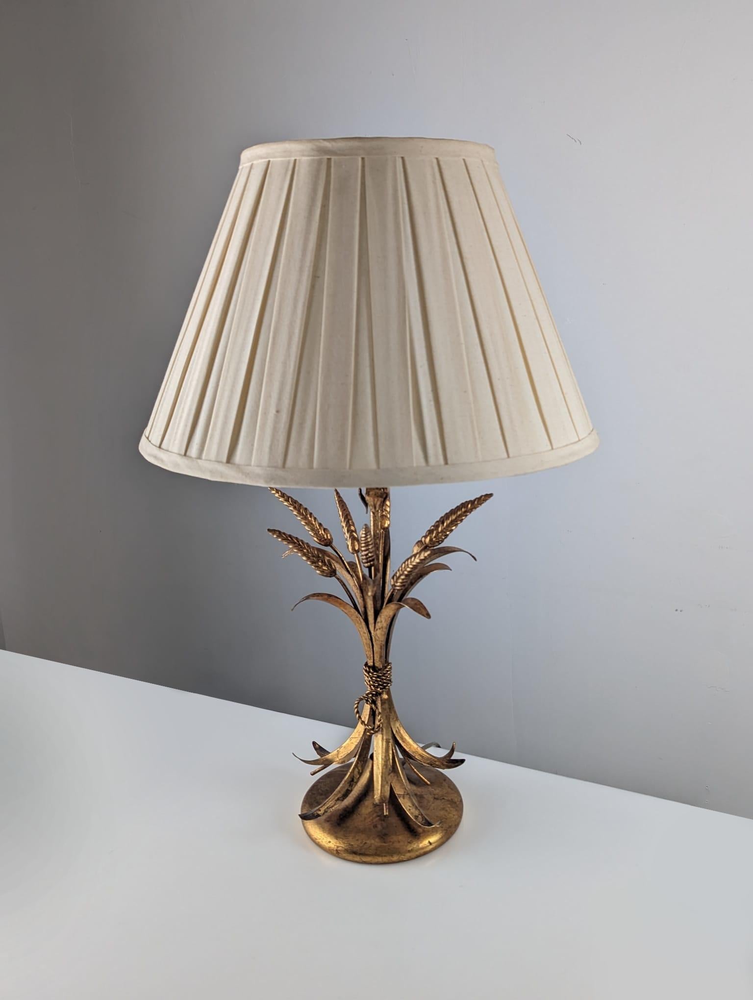 Beautiful table lamp in the shape of sheaves of wheat, design by Hans Kögl and an element that Coco Chanel always had in mind in her creations and that she transferred to the most exclusive decorations symbolizing prosperity and abundance.

Four