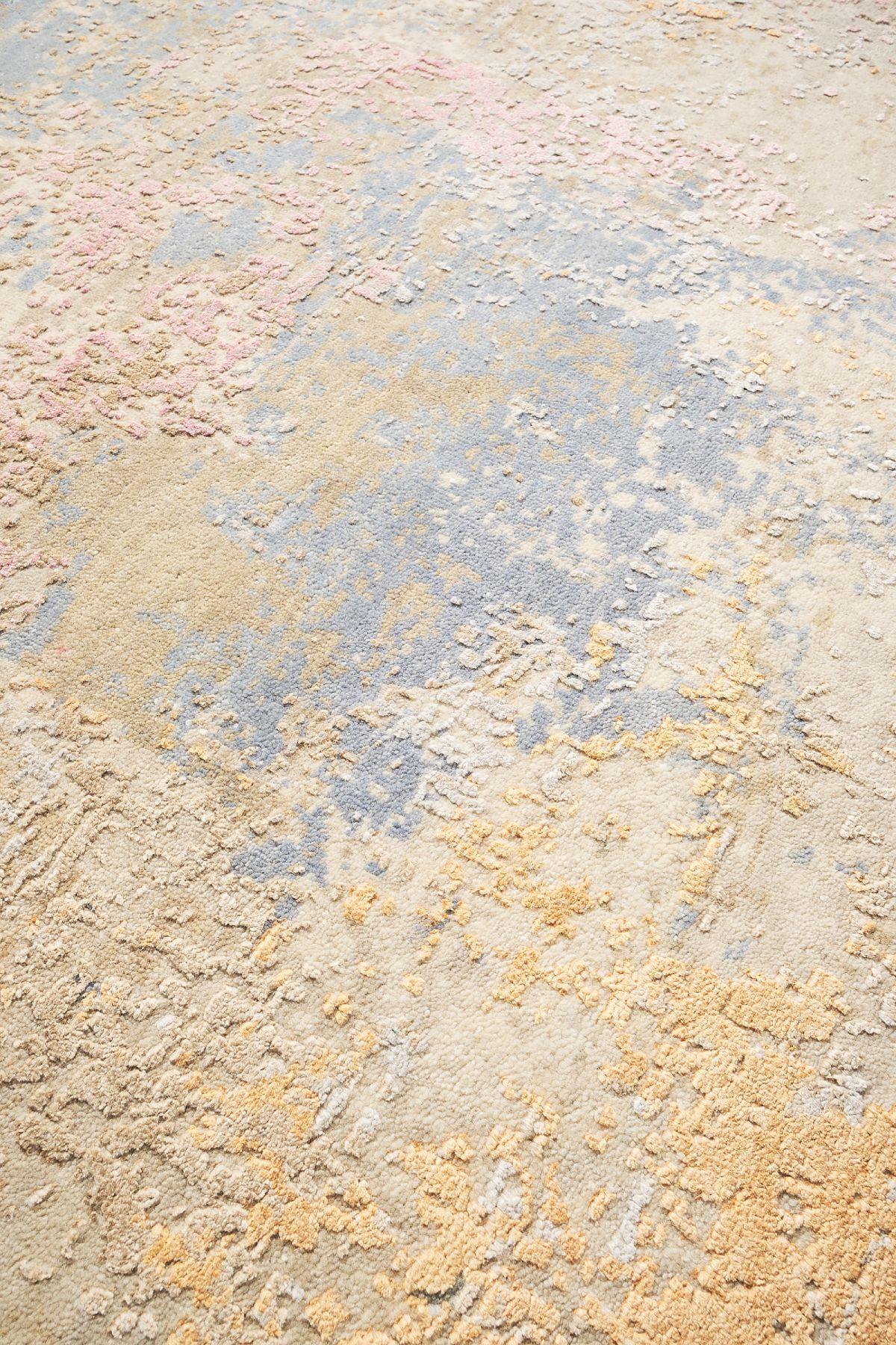 Un beau tapis coloré du motif Wheat Field, réalisé dans les années 2000. Le tapis est fait de laine et de soie nouées à la main. Ce qui rend ce tapis unique, c'est la superposition des couleurs, qui lui permet de s'adapter à tous les environnements.