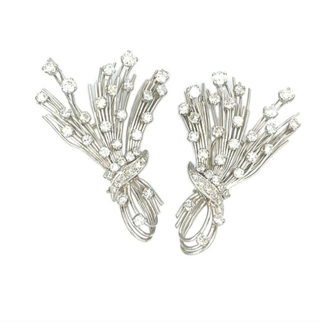 Ces remarquables boucles d'oreilles en or blanc 18 carats, ornées de diamants à motif de blé, allient une élégance intemporelle à une touche d'inspiration naturelle. Conçues pour évoquer le balancement gracieux des tiges de blé, ces boucles