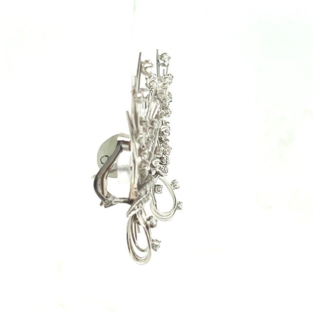 Moderne Boucles d'oreilles à motif blé en or blanc 18 carats avec diamants ronds brillants en vente