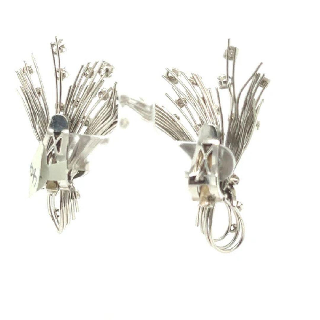 Taille ronde Boucles d'oreilles à motif blé en or blanc 18 carats avec diamants ronds brillants en vente