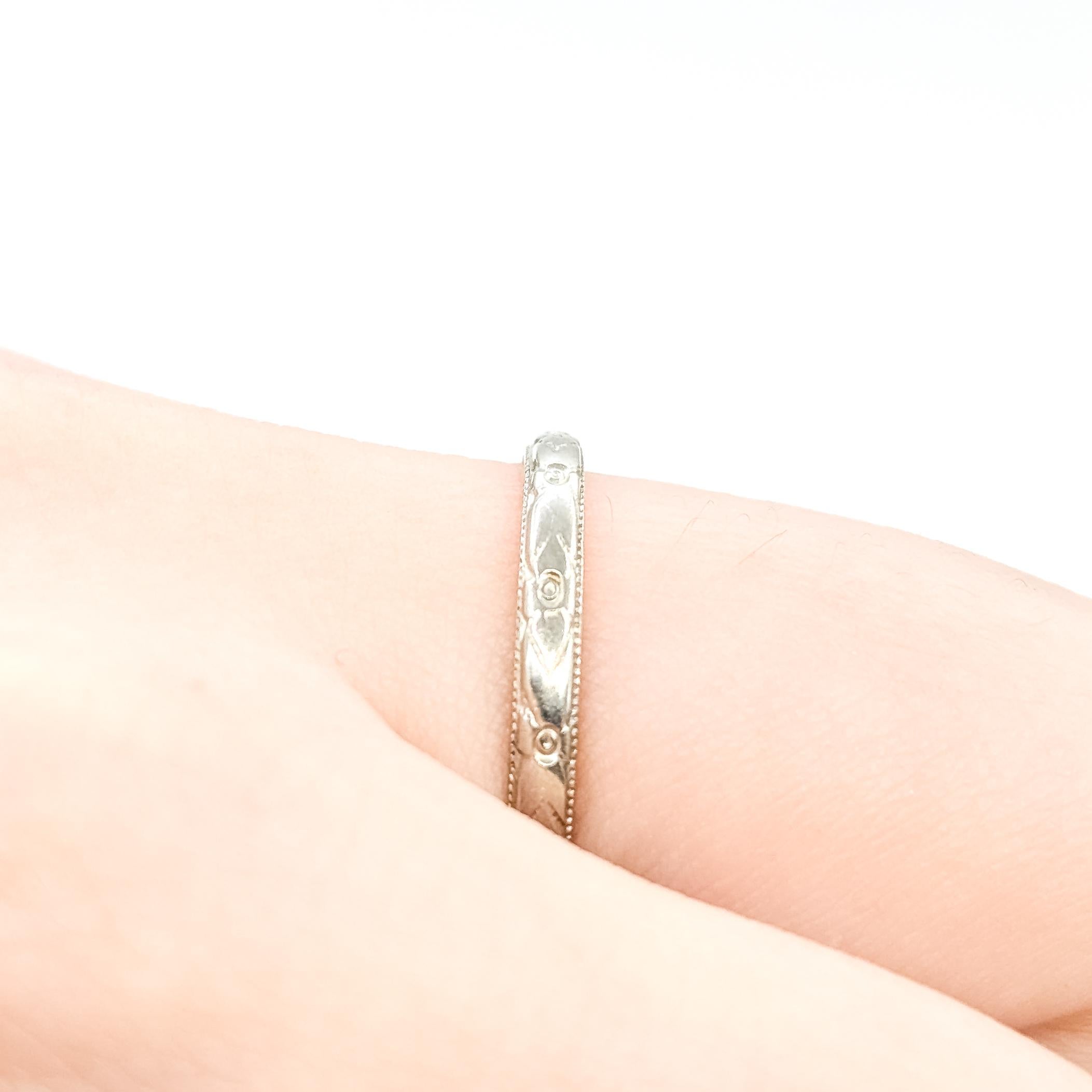 Fascia nuziale con motivo a grano in oro bianco 18 carati

Questa fede nuziale di ispirazione vintage è realizzata in oro bianco 18 carati e presenta una classica incisione a forma di grano lungo la parte esterna. Il design è contornato da delicati