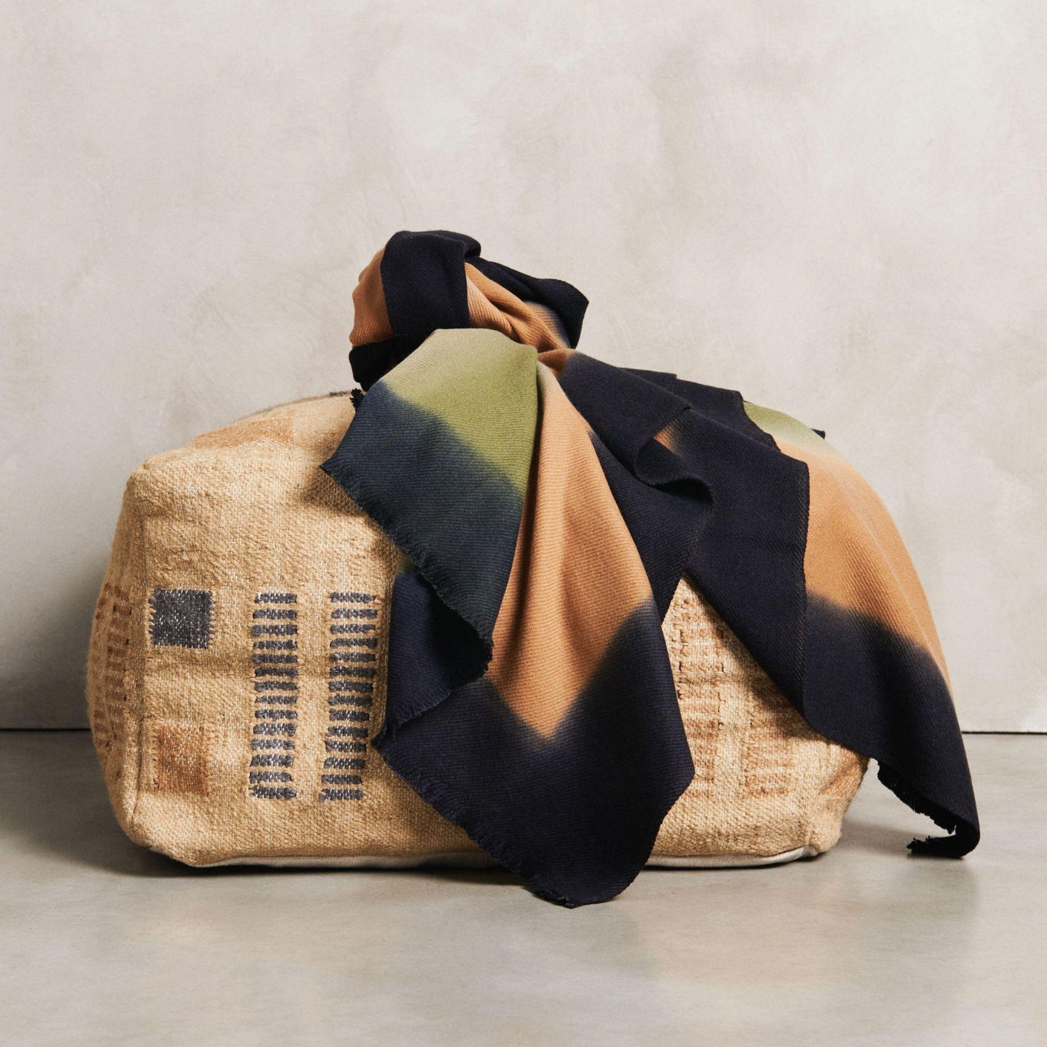 Pouf en blé  est un pouf artisanal unique de grande taille, légèrement texturé dans une interprétation moderne du design. Tissé à la main en jute et en coton par des artisans  qui ont habilement créé un motif classique en utilisant une ancienne