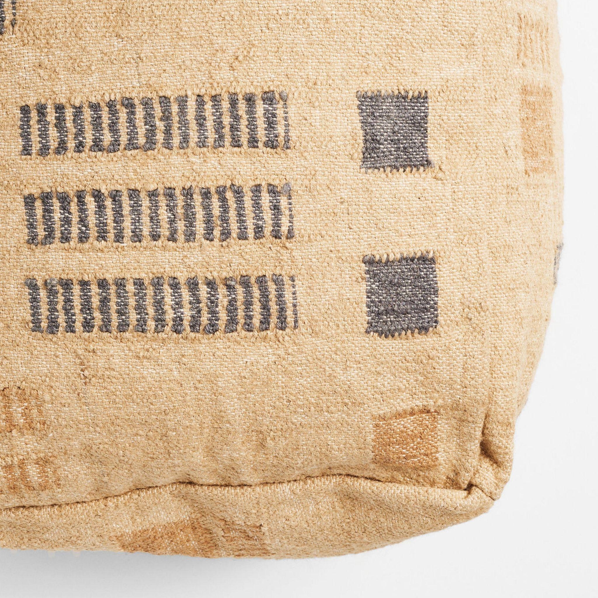 Tissé à la main Pouf texturé tissé à la main en jute et en coton par des artisans dans des teintes terreuses douces en vente