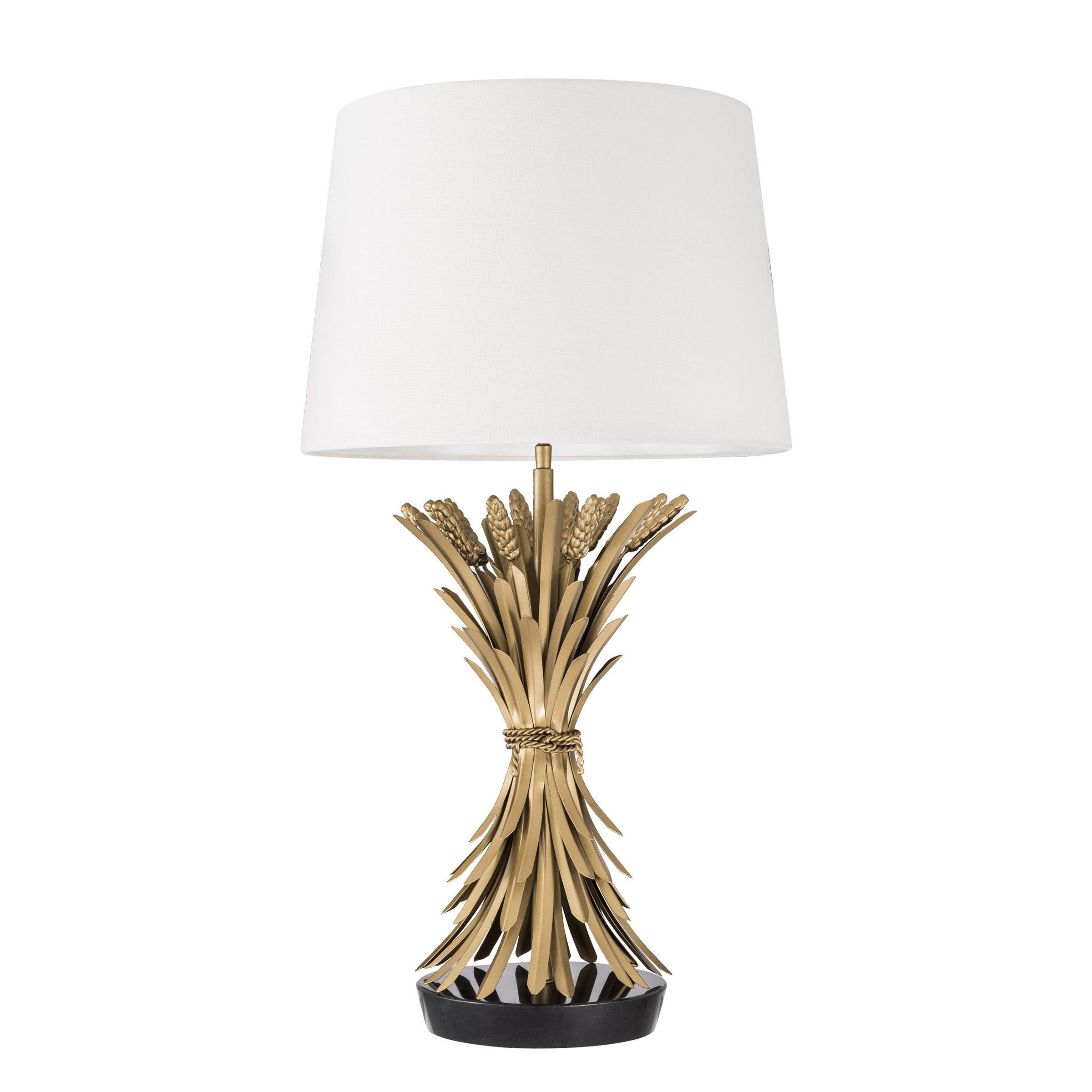 Table lamp wheat sheaf with structure in
iron in antique gold finish. With black granite
base. With 1 bulb, lamp holder type E27, max
40 watts. Bulb not included. With white shade
included.