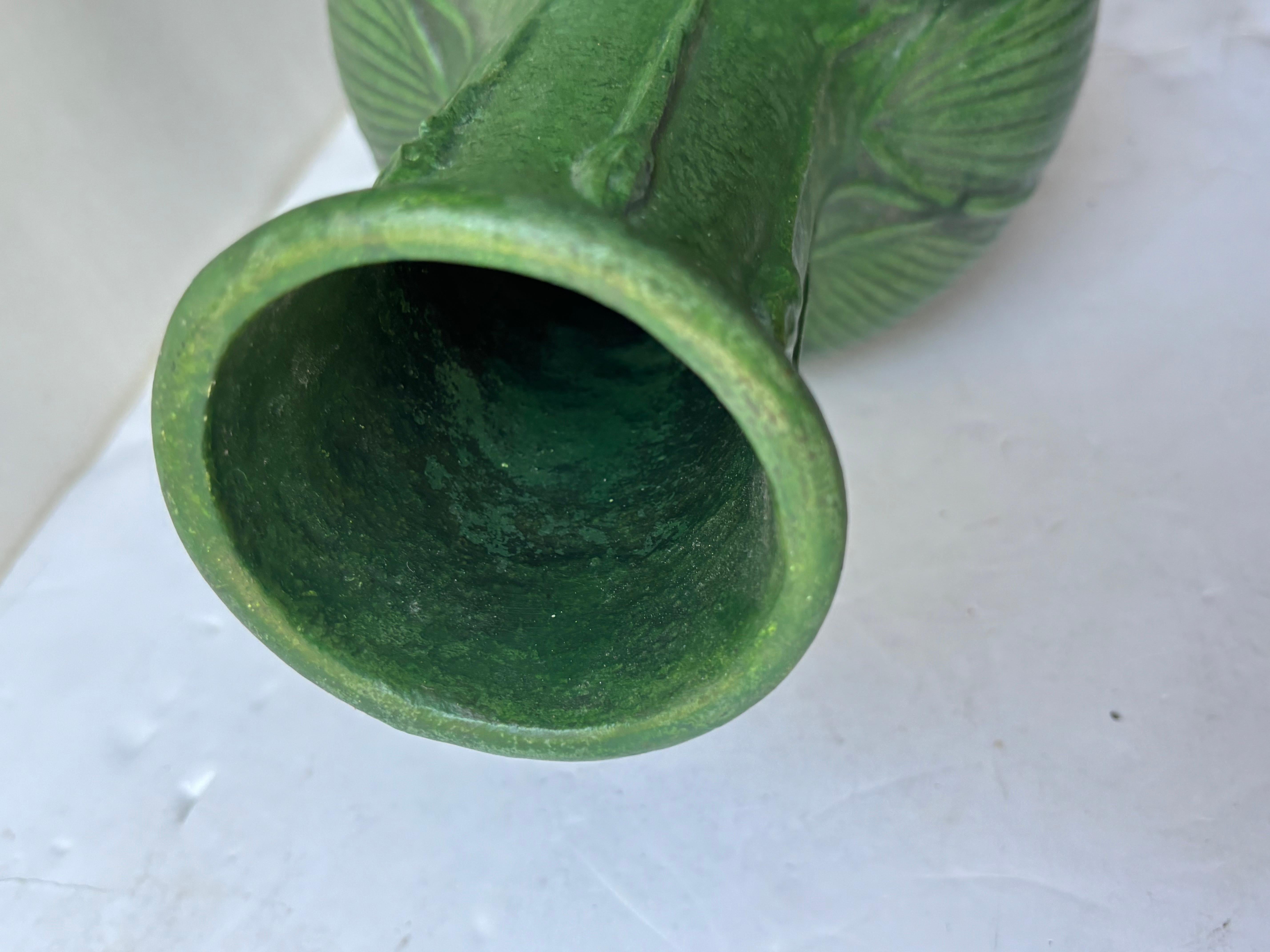 Wheatley Pottery war ein amerikanisches Keramikunternehmen im Stil des Arts and Crafts, das 1880 von Thomas J. Wheatley in Cincinnati, Ohio, gegründet wurde. Dies ist eine tolle Matte grüne große Vase mit schönen Knospen / Blätter Dekorationen.