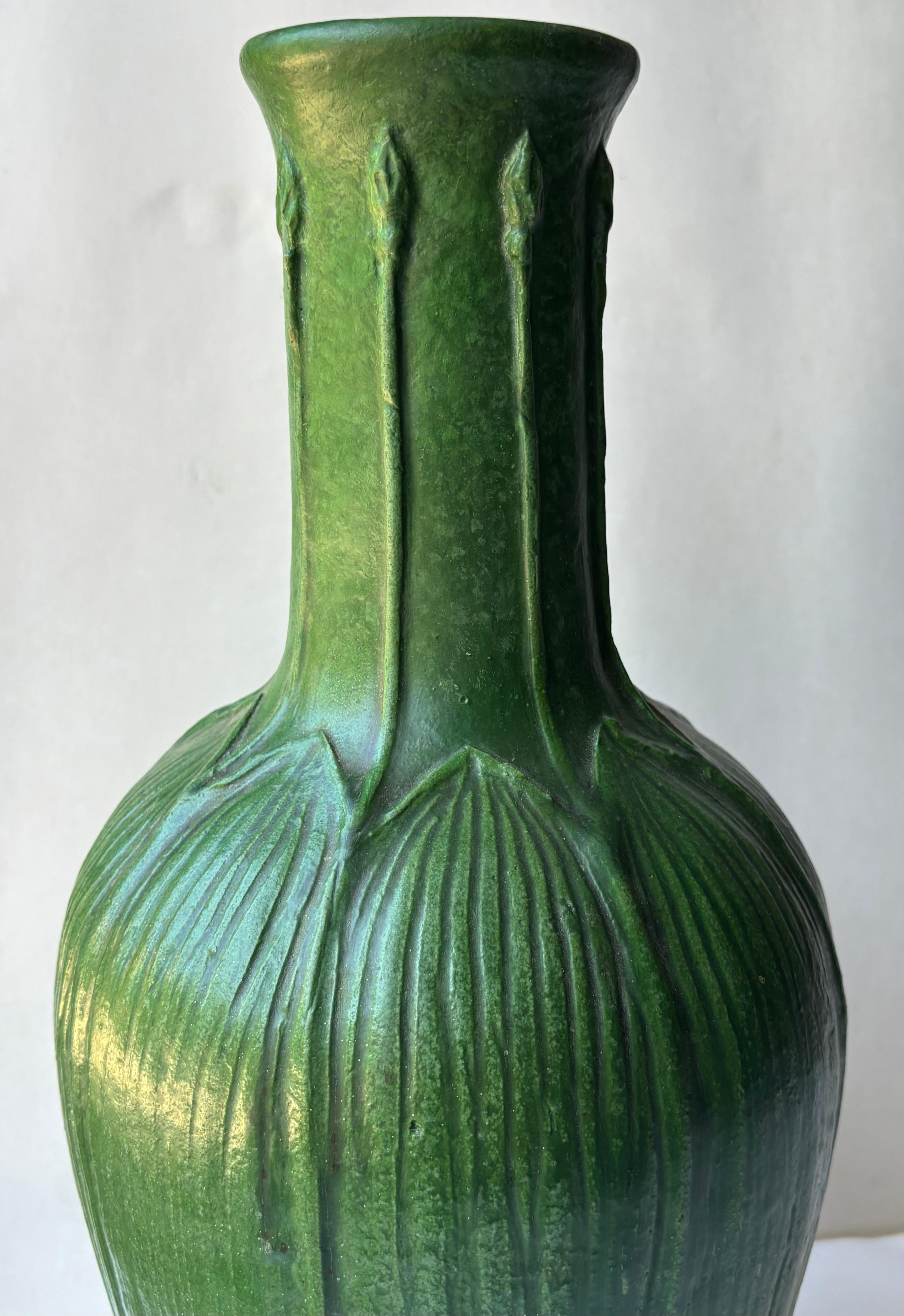 Wheatley Pottery , monumentale Vase in mattem Grün, Blätter und Knospen , signiert (amerikanisch) im Angebot