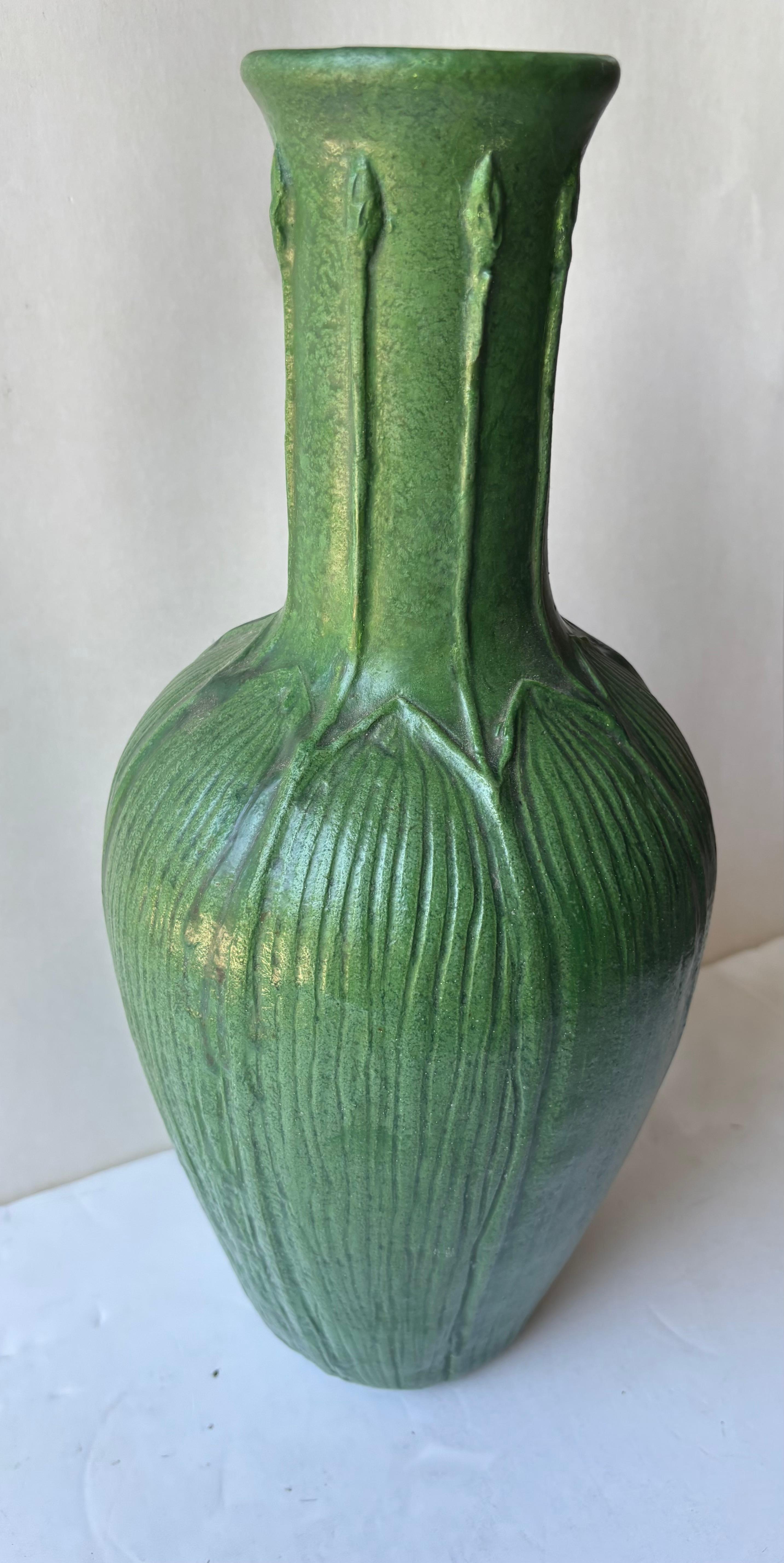 Wheatley Pottery , monumentale Vase in mattem Grün, Blätter und Knospen , signiert (Handgefertigt) im Angebot