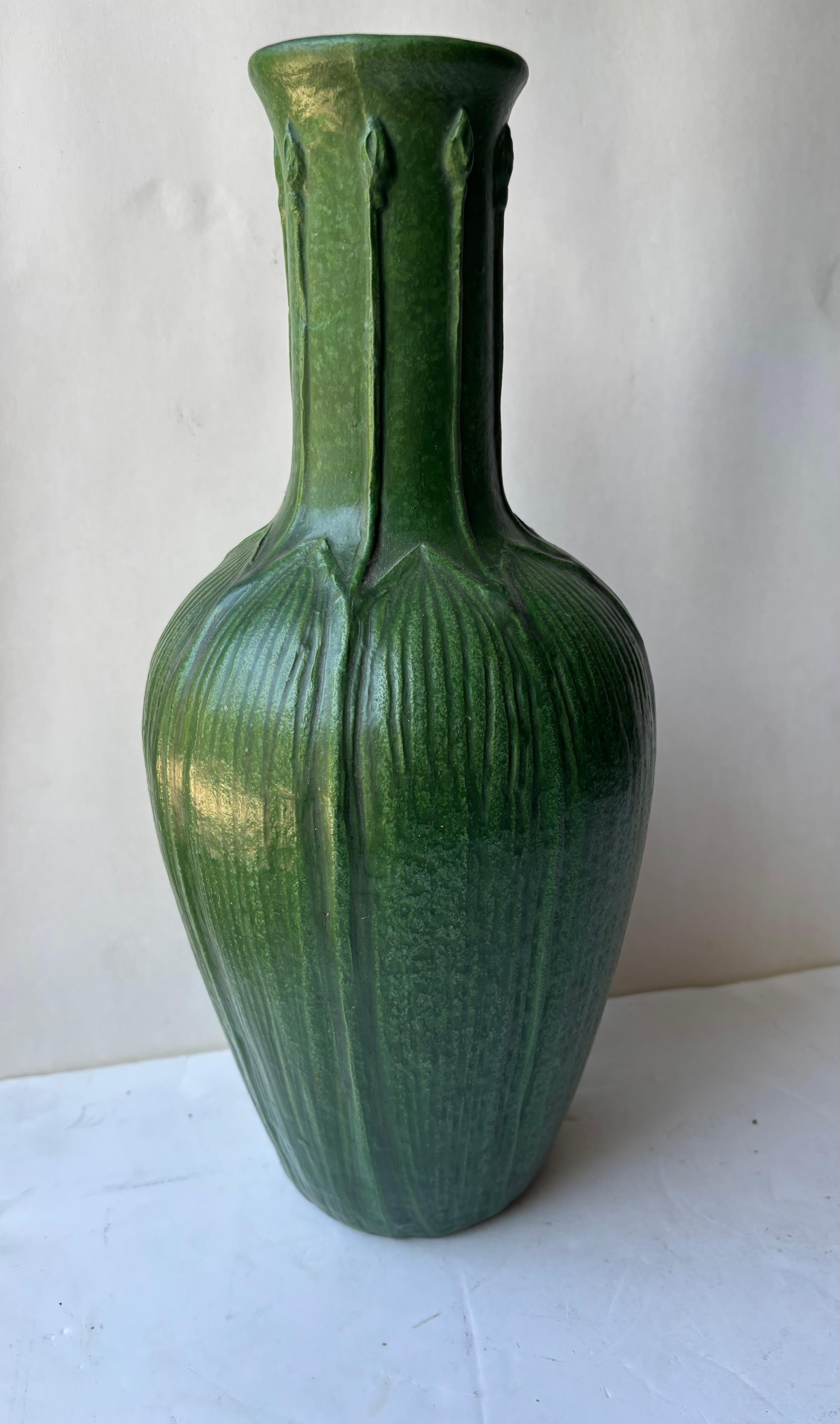Wheatley Pottery , monumentale Vase in mattem Grün, Blätter und Knospen , signiert im Zustand „Gut“ im Angebot in Los Angeles, CA