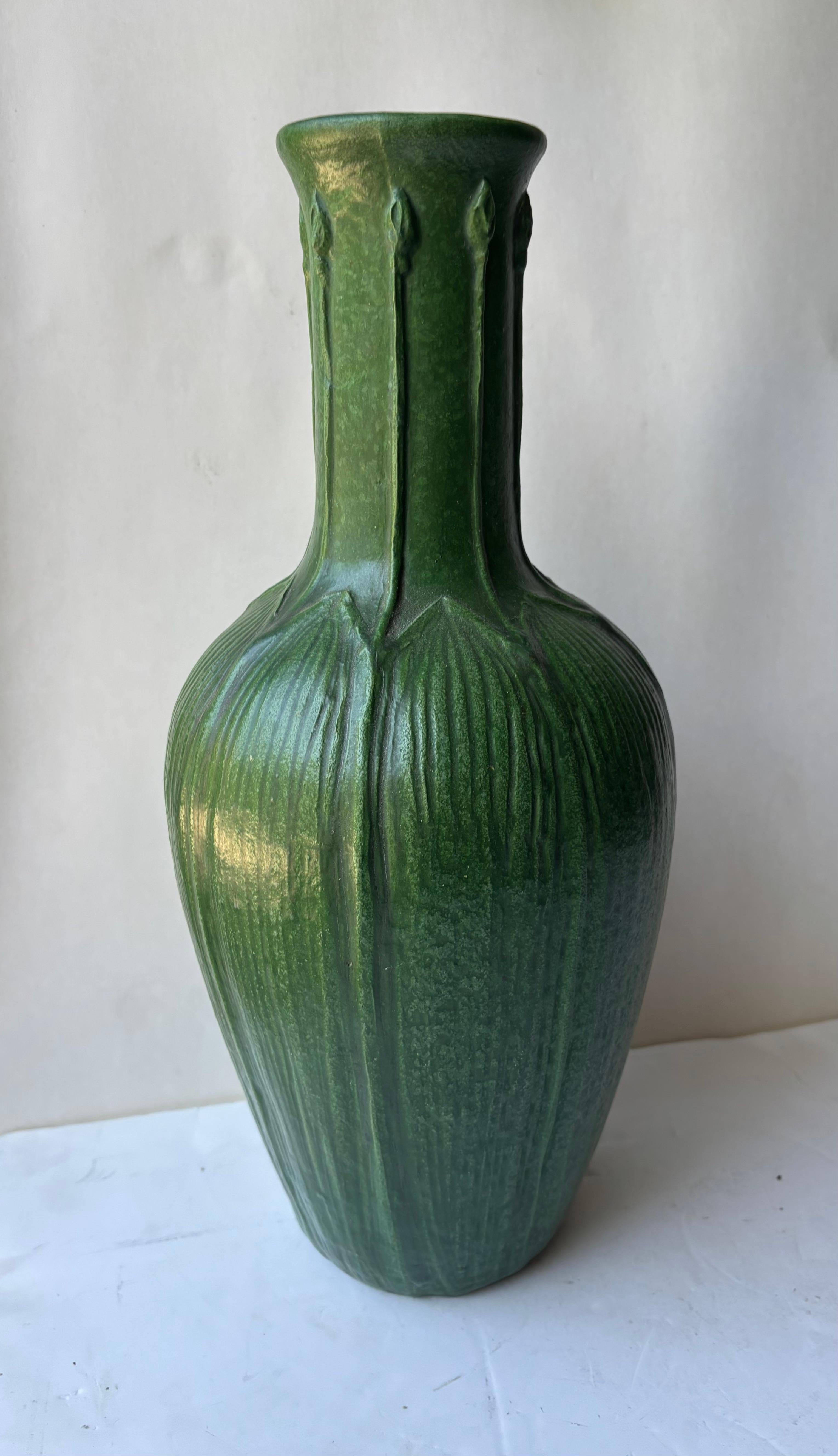 Wheatley Pottery , monumentale Vase in mattem Grün, Blätter und Knospen , signiert (20. Jahrhundert) im Angebot