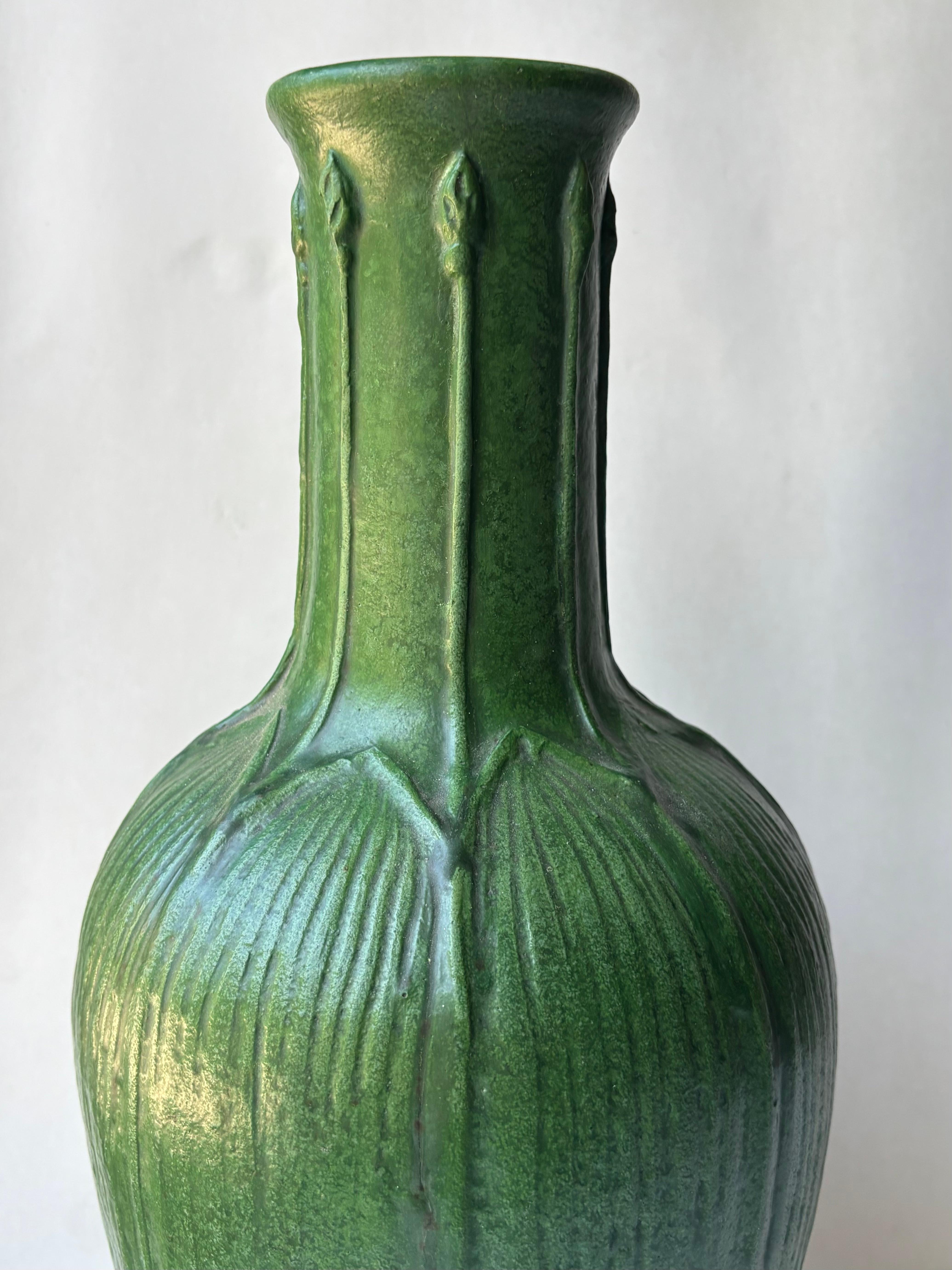 Wheatley Pottery , monumentale Vase in mattem Grün, Blätter und Knospen , signiert (Töpferwaren) im Angebot
