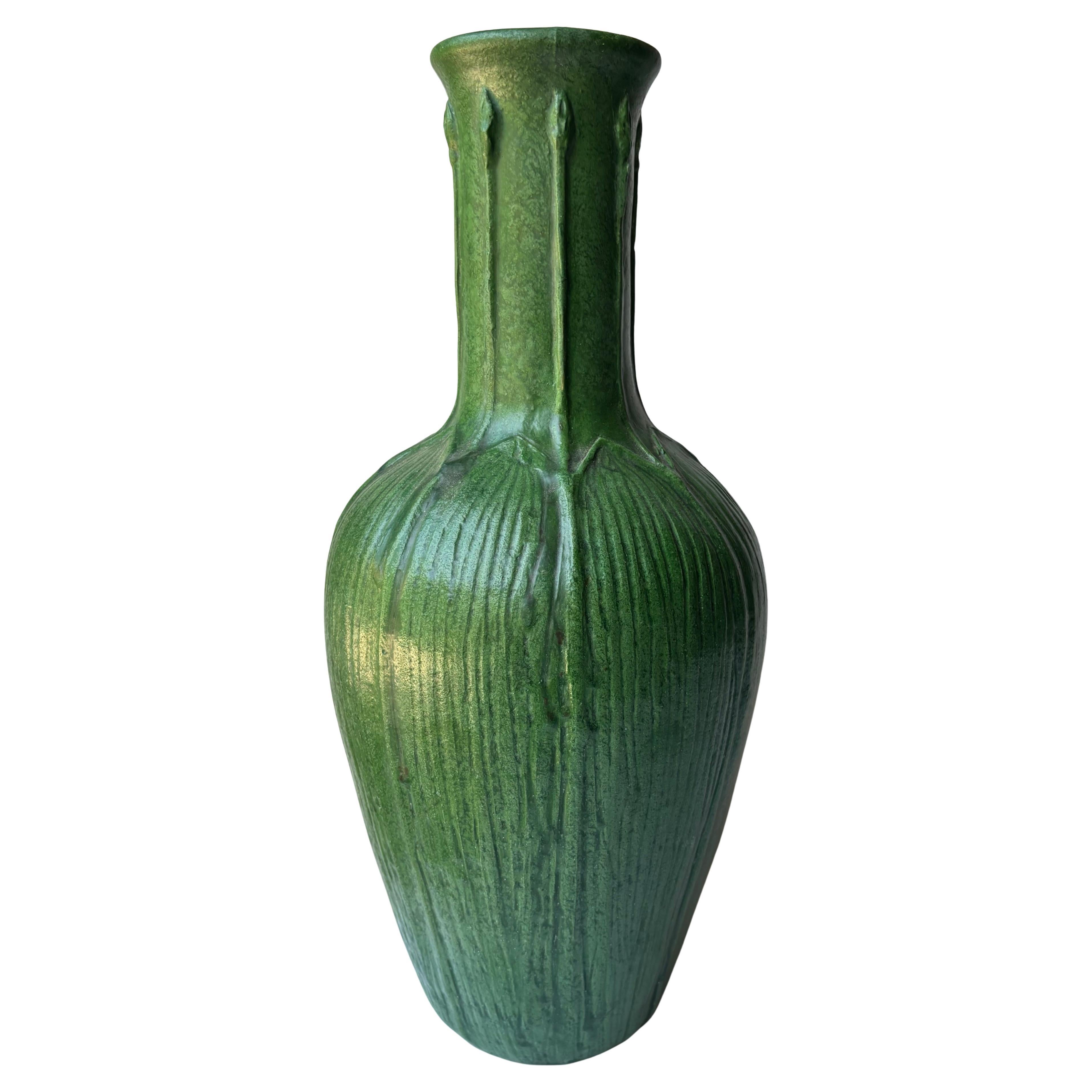 Wheatley Pottery , monumentale Vase in mattem Grün, Blätter und Knospen , signiert im Angebot
