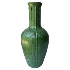 Wheatley Pottery , monumentale Vase in mattem Grün, Blätter und Knospen , signiert