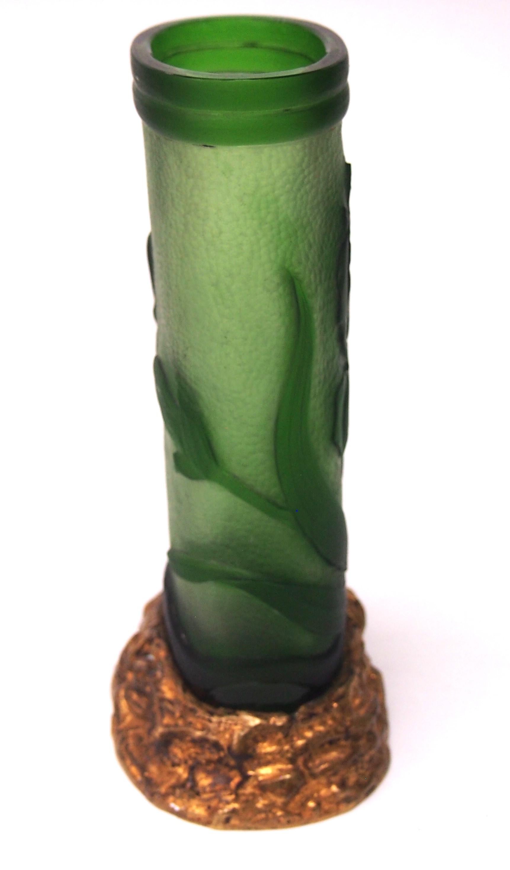 Français Vase en verre cristal Caméo sculpté par la roue  E Enot Paris sur couverture de Baccarat, c1900 en vente