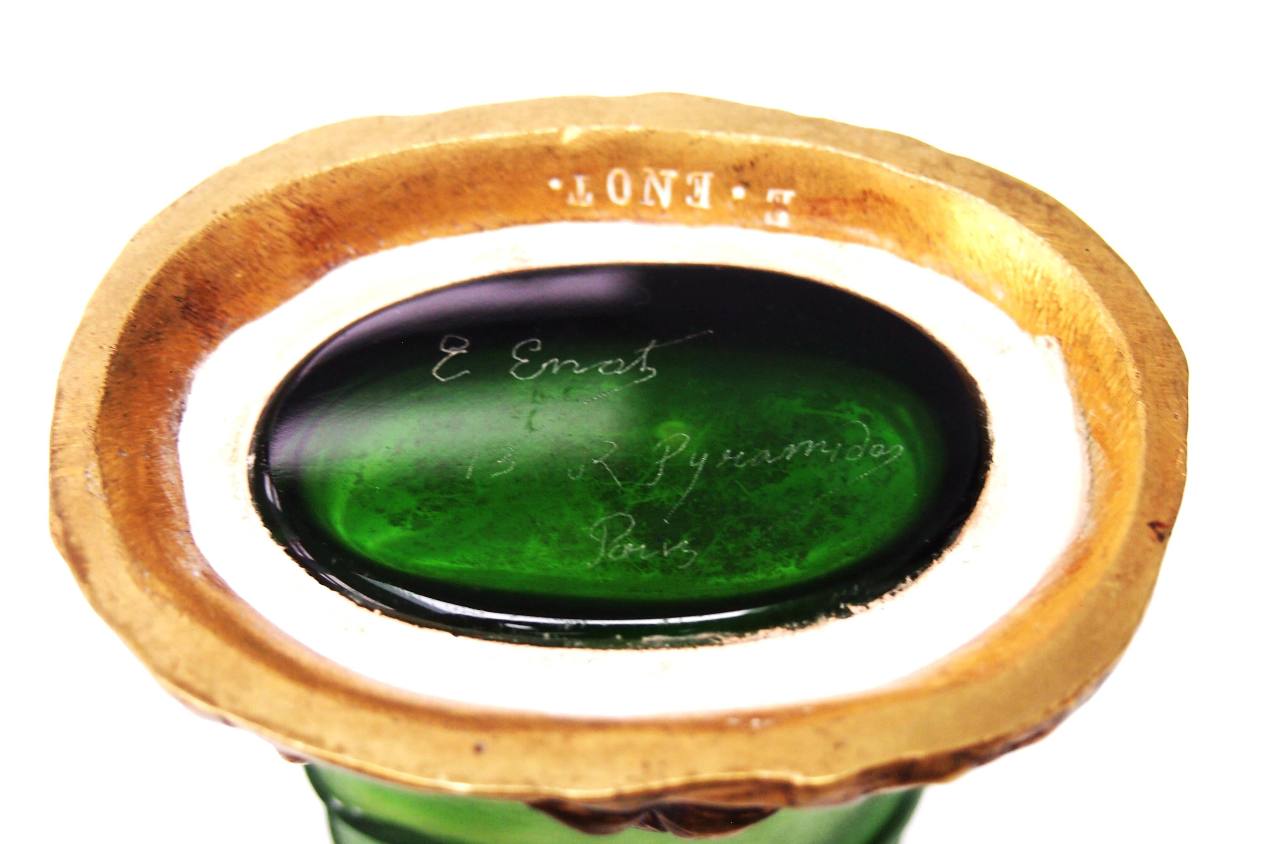 Cristal Vase en verre cristal Caméo sculpté par la roue  E Enot Paris sur couverture de Baccarat, c1900 en vente