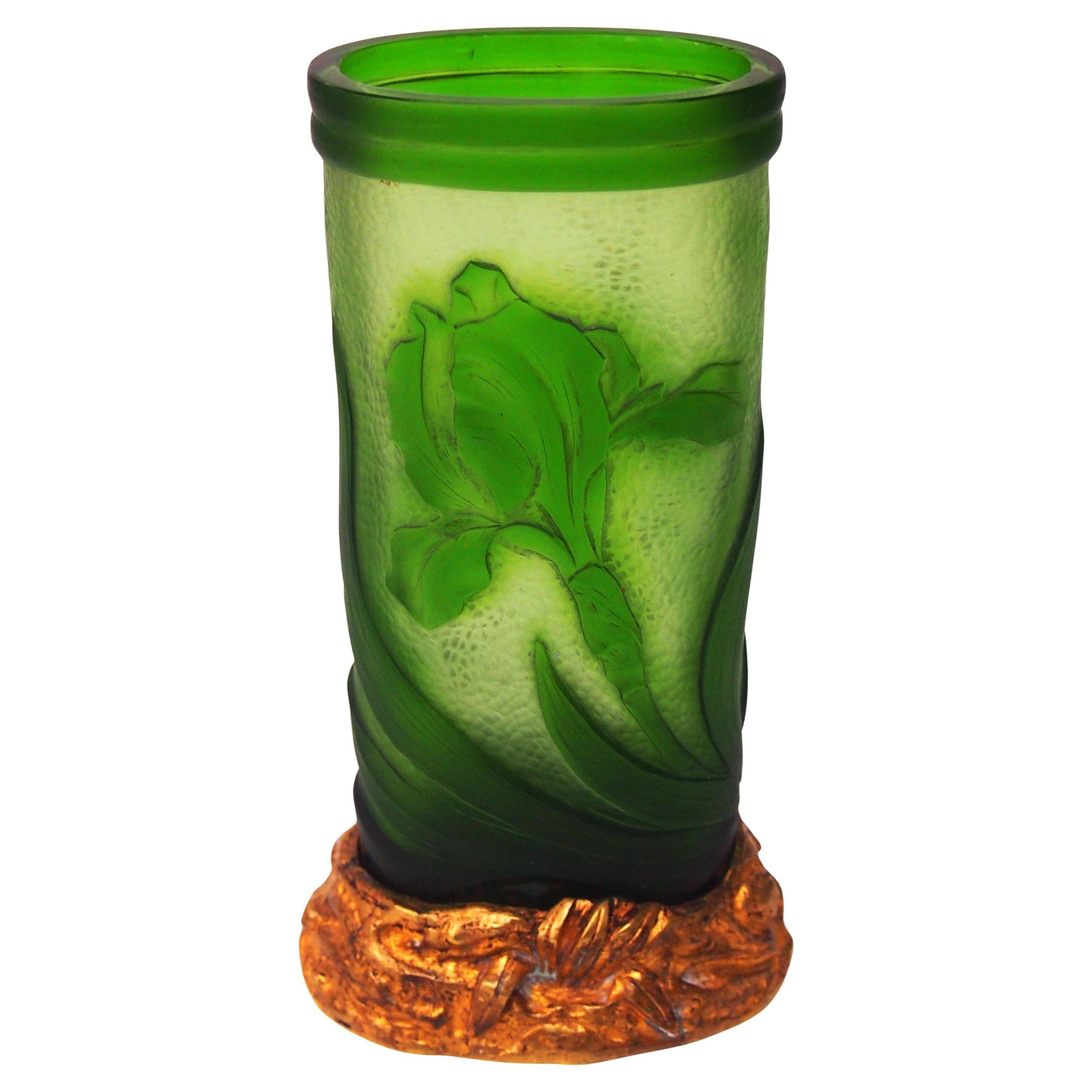 Vaso di cristallo con cammeo intagliato a ruota di  E Enot- Parigi su Baccarat bianco c1900