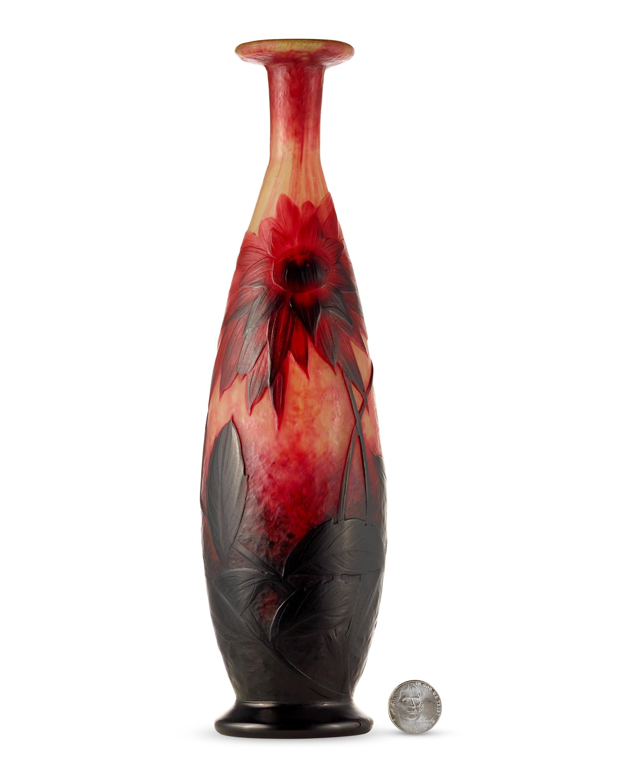 Vase en verre camée sculpté à la roue par Daum Nancy Bon état - En vente à New Orleans, LA