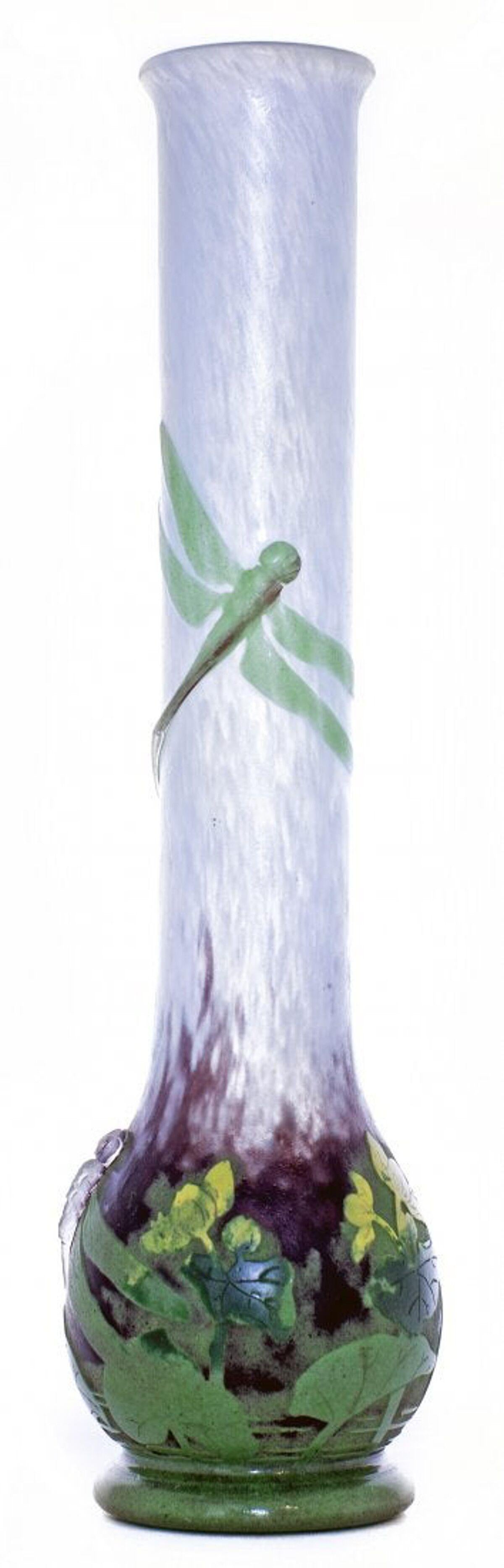Aus der Pinhas-Sammlung
Sehr feine radgeschliffene Glasvase Daum Nancy Cameo, Frankreich, um 1910
mit appliziertem Libellendekor, verziert mit gelben und grünen Blüten auf meergrünem und opalisierendem Grund, auf einem runden Fuß endend
kamee