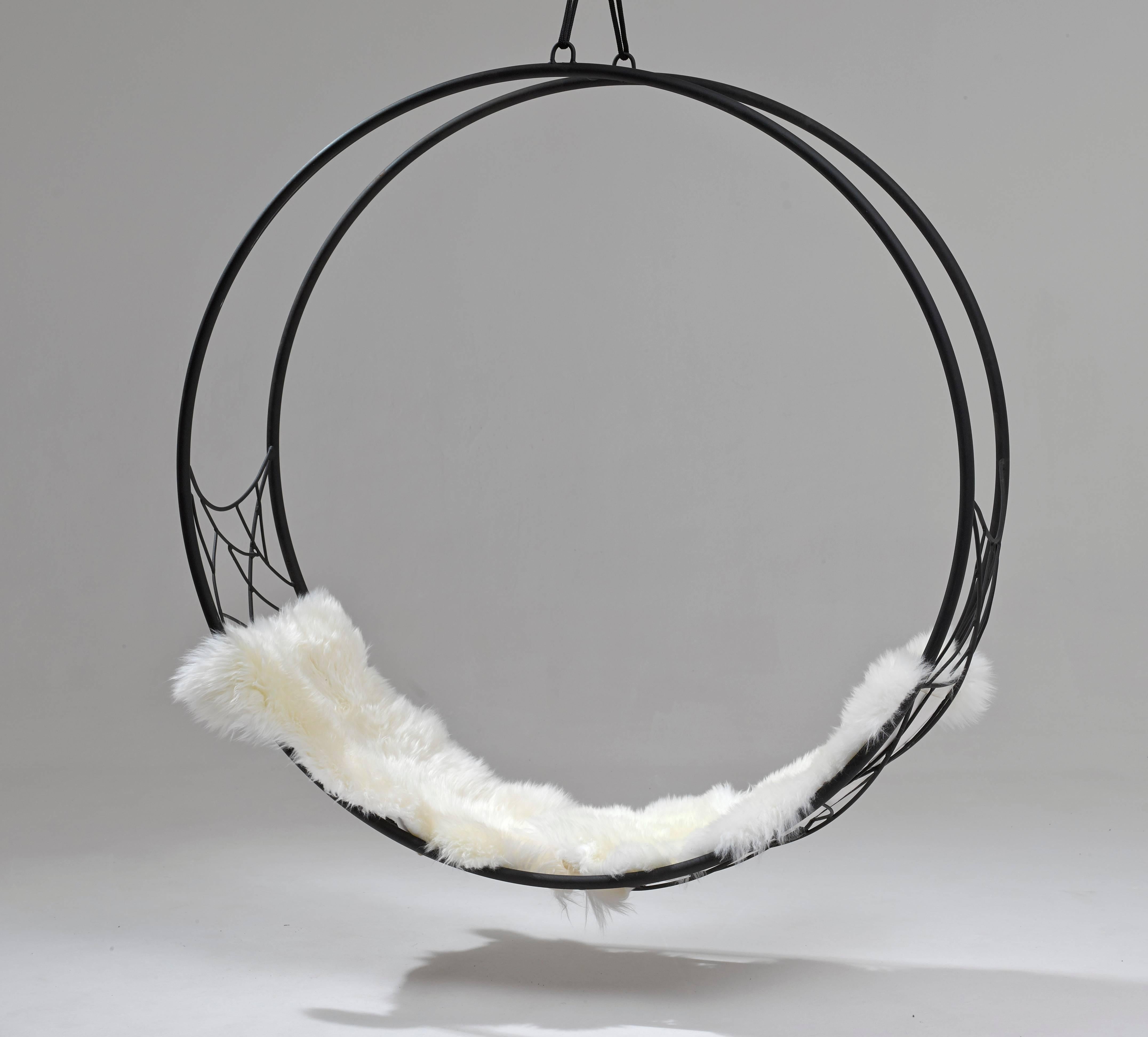 XXIe siècle et contemporain The Moderns Circular Steel Wheel Hanging Chair (Chaise suspendue circulaire en acier) en vente