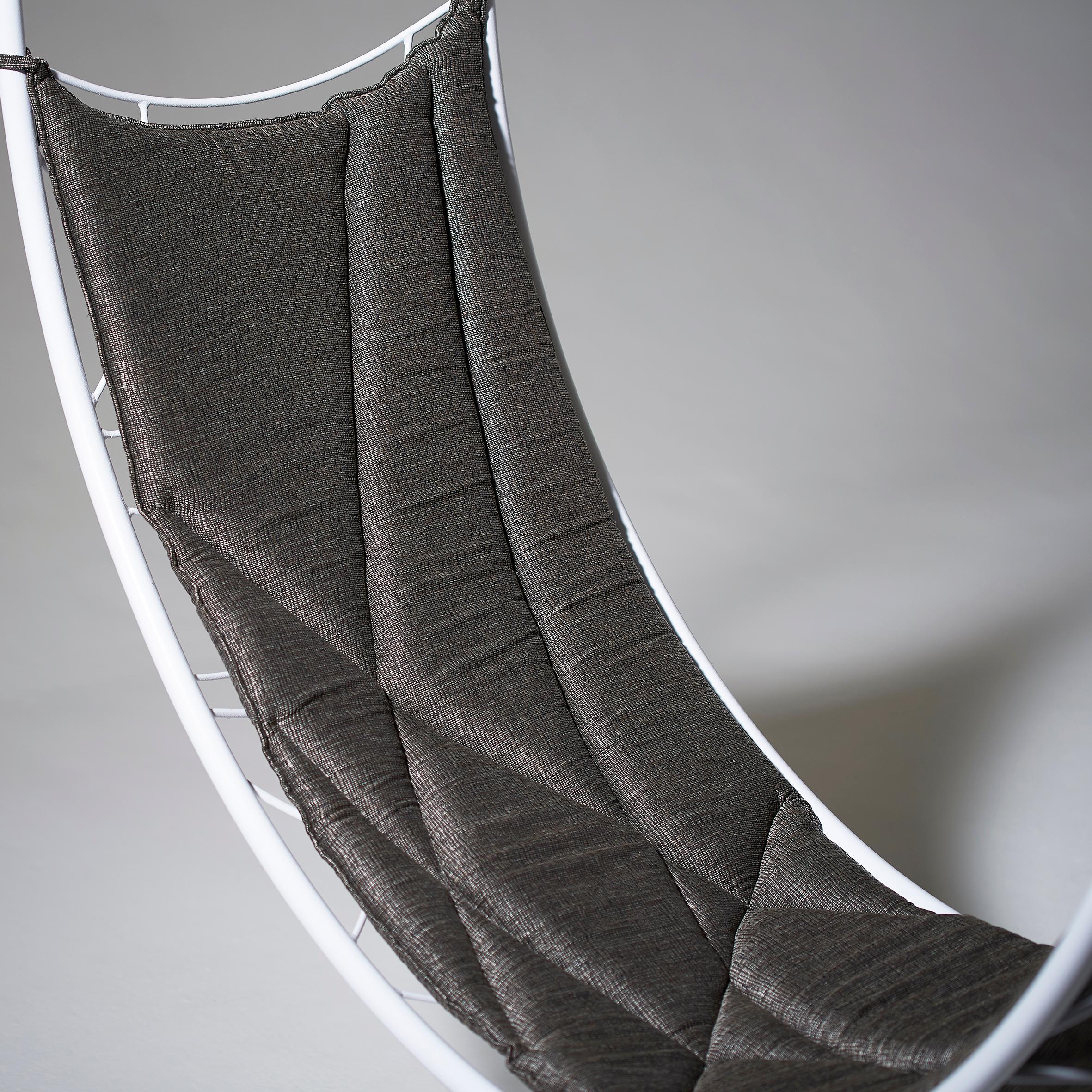 The Moderns Circular Steel Wheel Hanging Chair (Chaise suspendue circulaire en acier) en vente 2