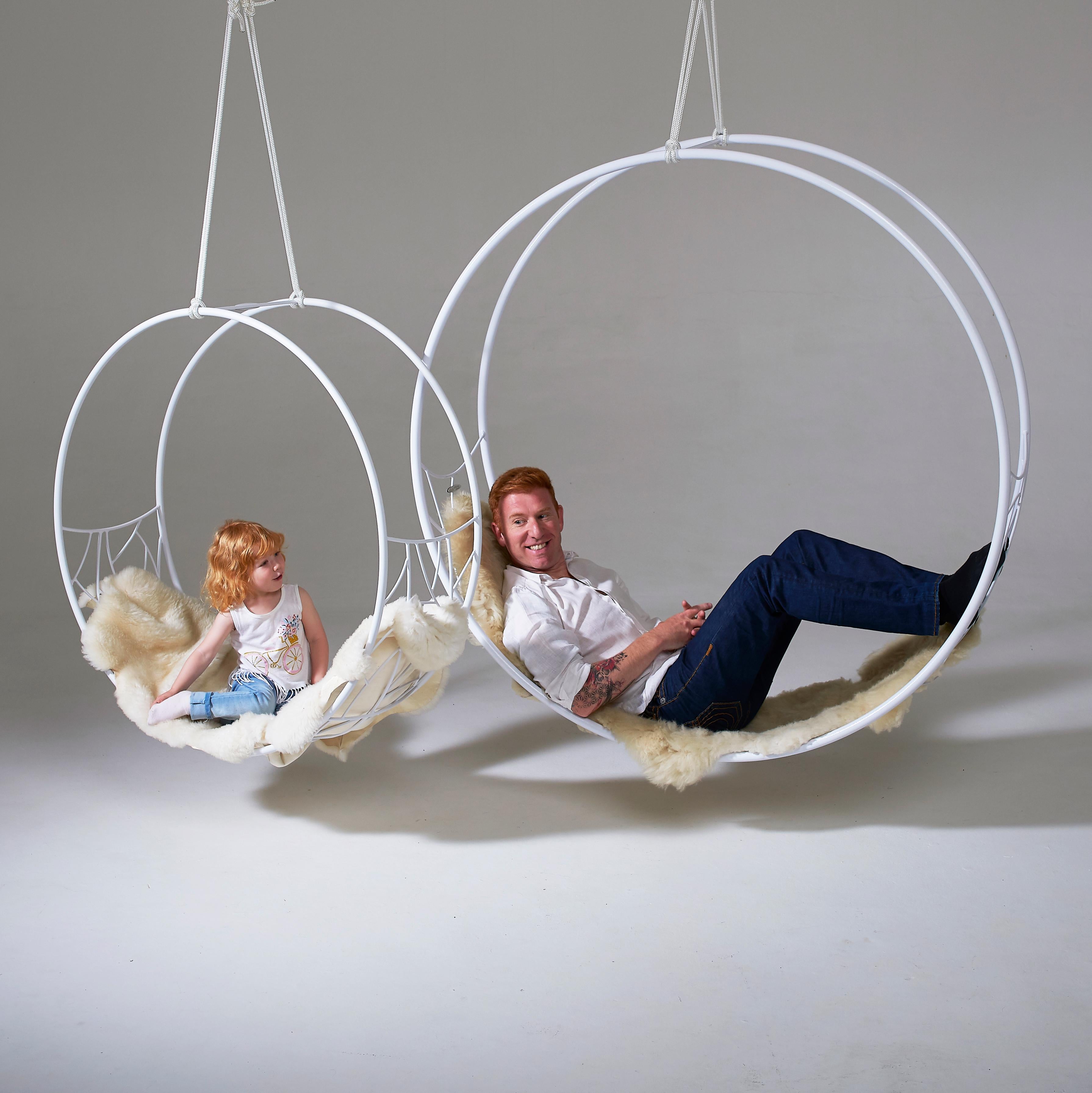 The Moderns Circular Steel Wheel Hanging Chair (Chaise suspendue circulaire en acier) en vente 4