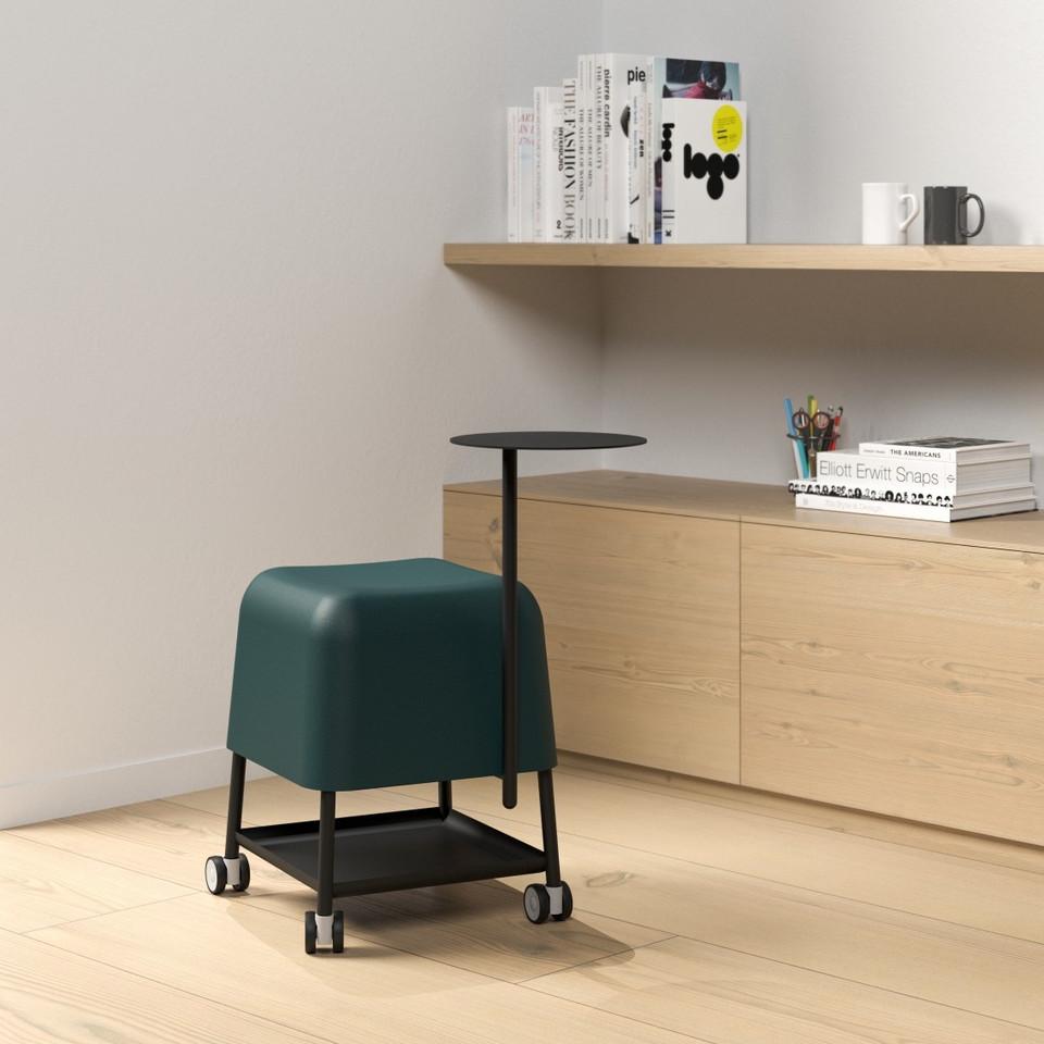Nuestro taburete con ruedas y la mesa auxiliar presentan un diseño suave y orgánico de contornos redondeados, que crea un ambiente relajante y acogedor en los espacios compartidos. Fabricadas con material Flexyskin duradero y metal, estas piezas de