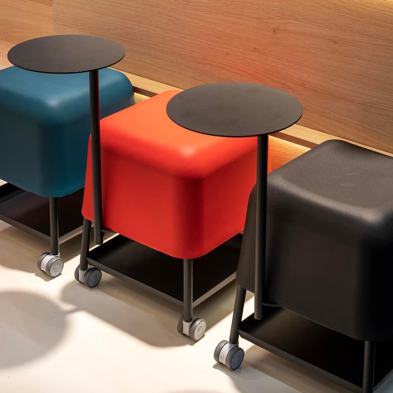 Taburete con ruedas y mesa auxiliar disponibles en metal y piel flexible Moderno en venta