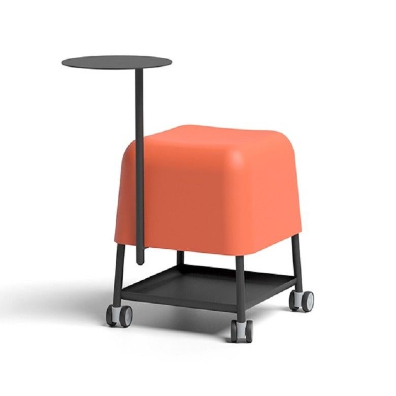 Taburete con ruedas y mesa auxiliar disponibles en metal y piel flexible Siglo XXI y contemporáneo en venta