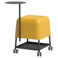 Taburete con ruedas y mesa auxiliar disponibles en metal y piel flexible