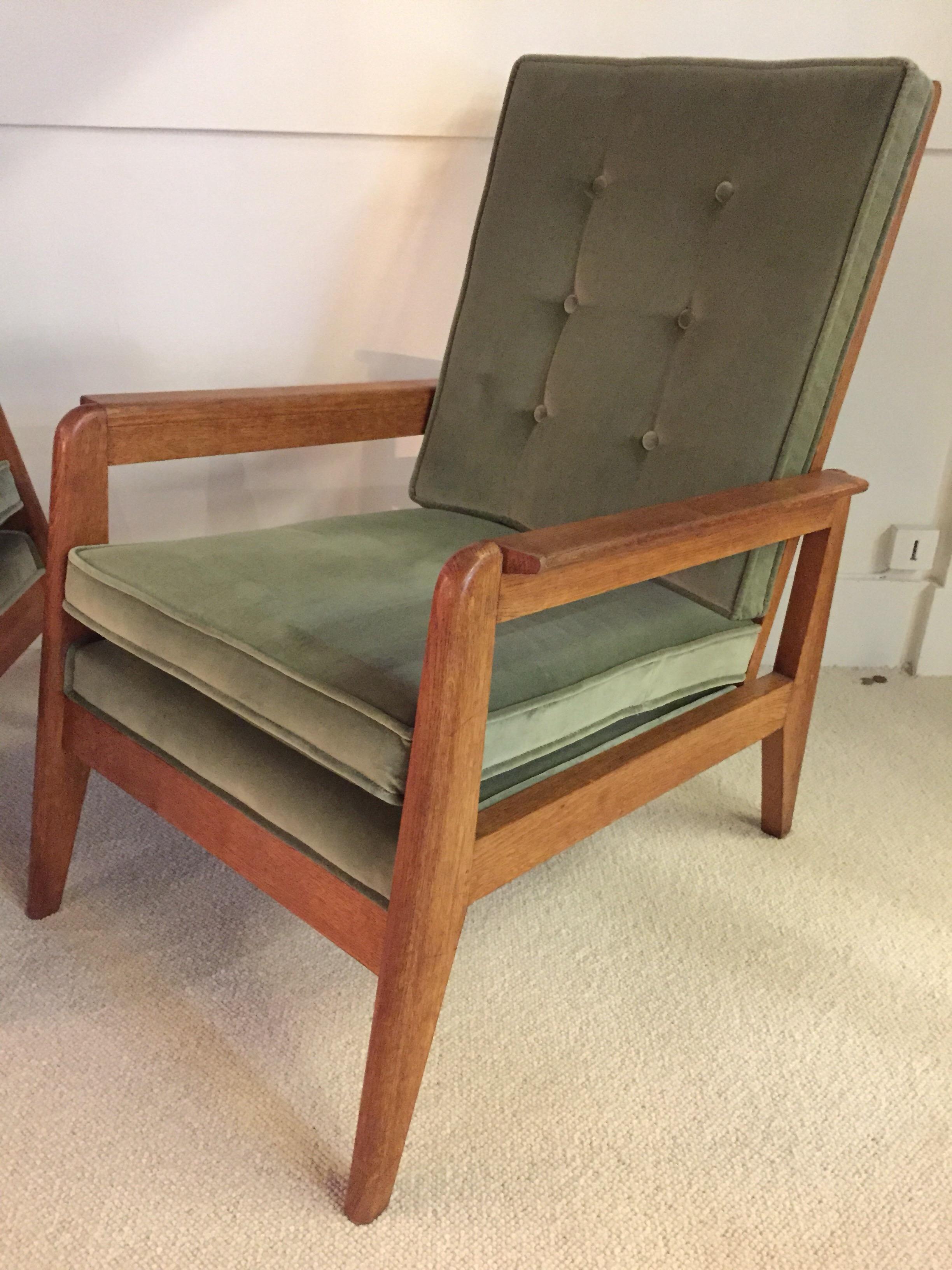 1950 free spam armchairs by Pierre Guariche .
New uphostered with cotton velvet
Oak with great patina and condition.