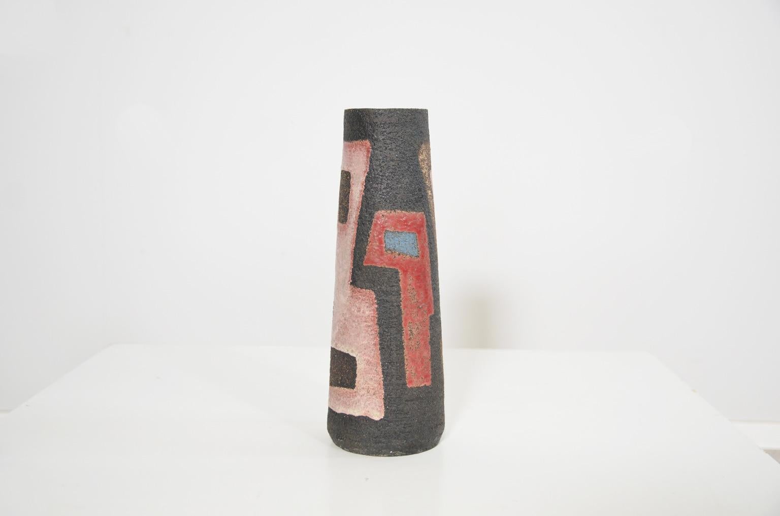 Robust unica vase in the colors red, rose, blue and dark brown. Meindert Zaalberg strived for a pure form and structure in his work, and this vase is a good example of his vision on pottery.