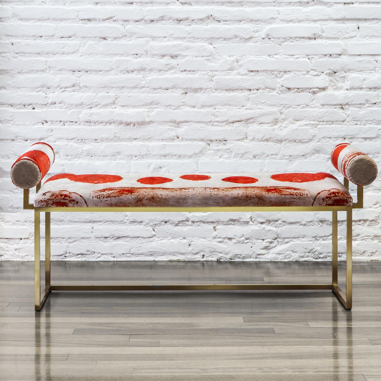 Ce banc fait partie de la collection awaiting, présentée par Secondome lors du Fuorisalone 2016 de Milan. Il s'agit d'une série d'articles nés de la rencontre entre le velours de soie et de coton imprimé conçu par l'artiste Coralla Maiuri, et les