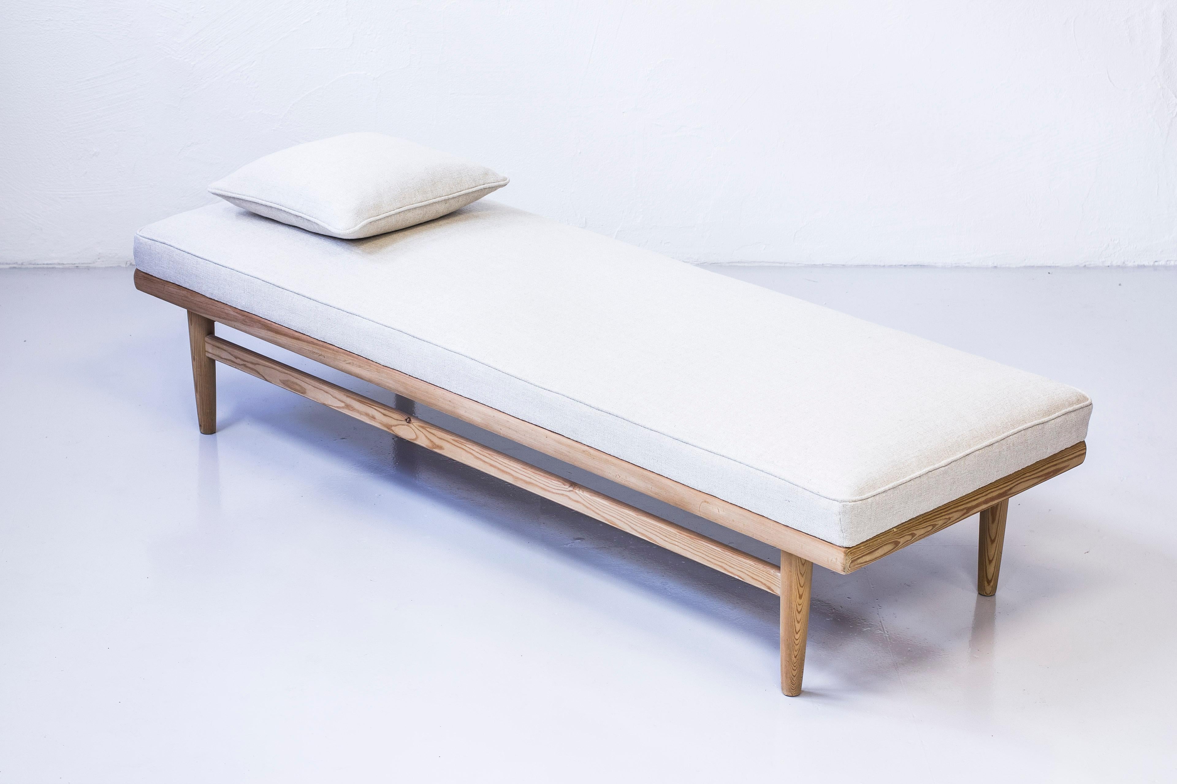 Daybed designed by Harry Moen for Bruksbo Tegnekontor. Produced by Konrad Steinstads Snekkerverksted in Norway, circa 1961. Made from solid untreated pine with new linen upholstery in greige. Very good condition with few signs of wear and light