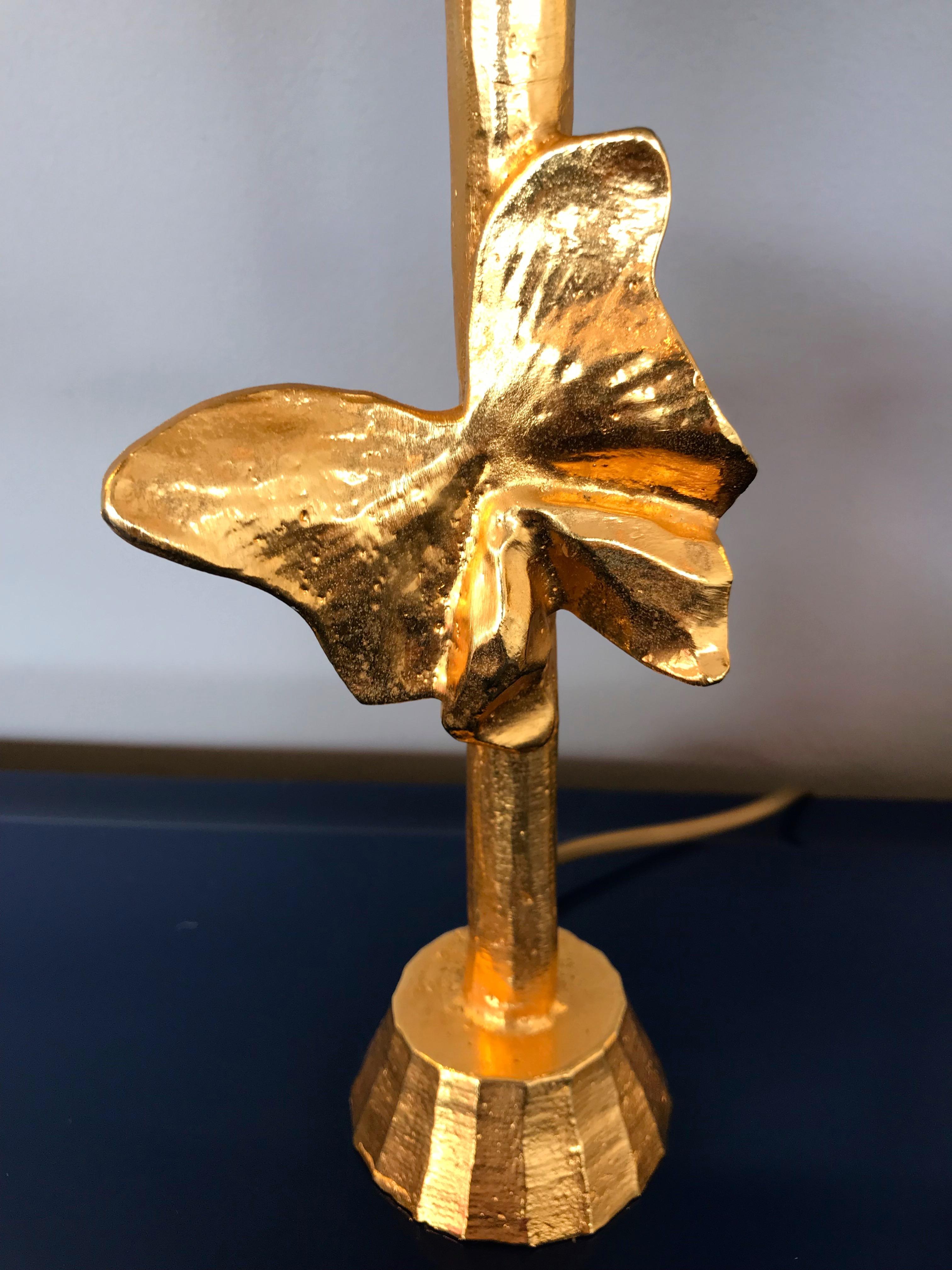 Pair of butterfly bedside or table lamps by the foundry Fondica. Hammered gilt bronze metal style, great quality very artistical work. No more production today. Some Famous designer who have worked for Fondica are Pierre Casenove, Mathias, Nicolas