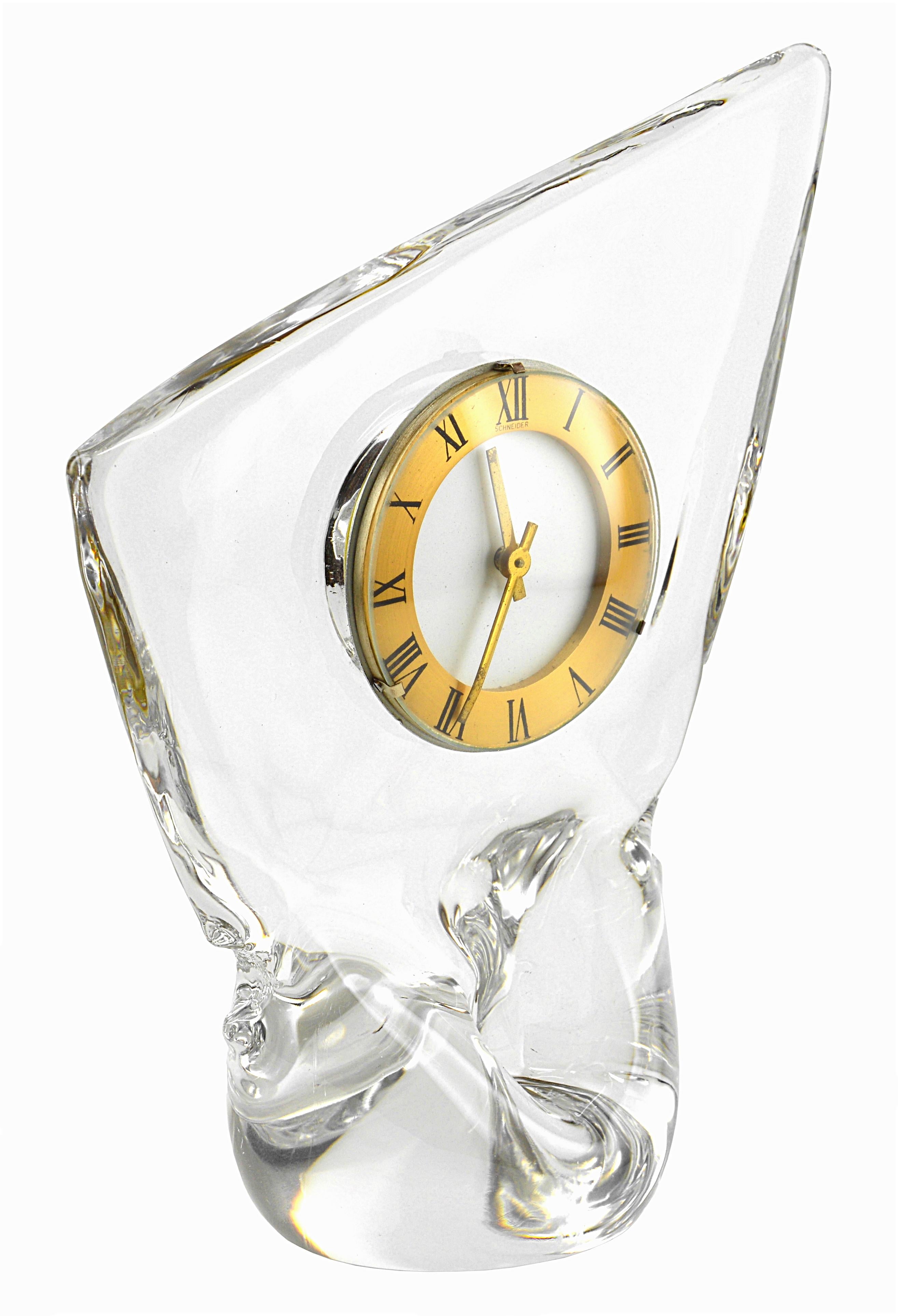 Midcentury table clock by Cristalleries Schneider (Epinay-sur-Seine, Paris), France, 1950s. Very thick crystal. Brass dial with its round glass. Signed 