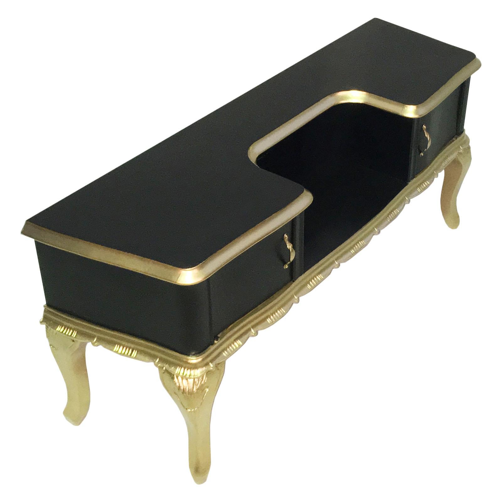Magnifique meuble TV provenant d'une console basse baroque vénitienne des années 1920, en noyer sculpté à la main et doré, laqué noir. Poignées en bronze doré.
Mesures cm : H 52, L 116, P 34.