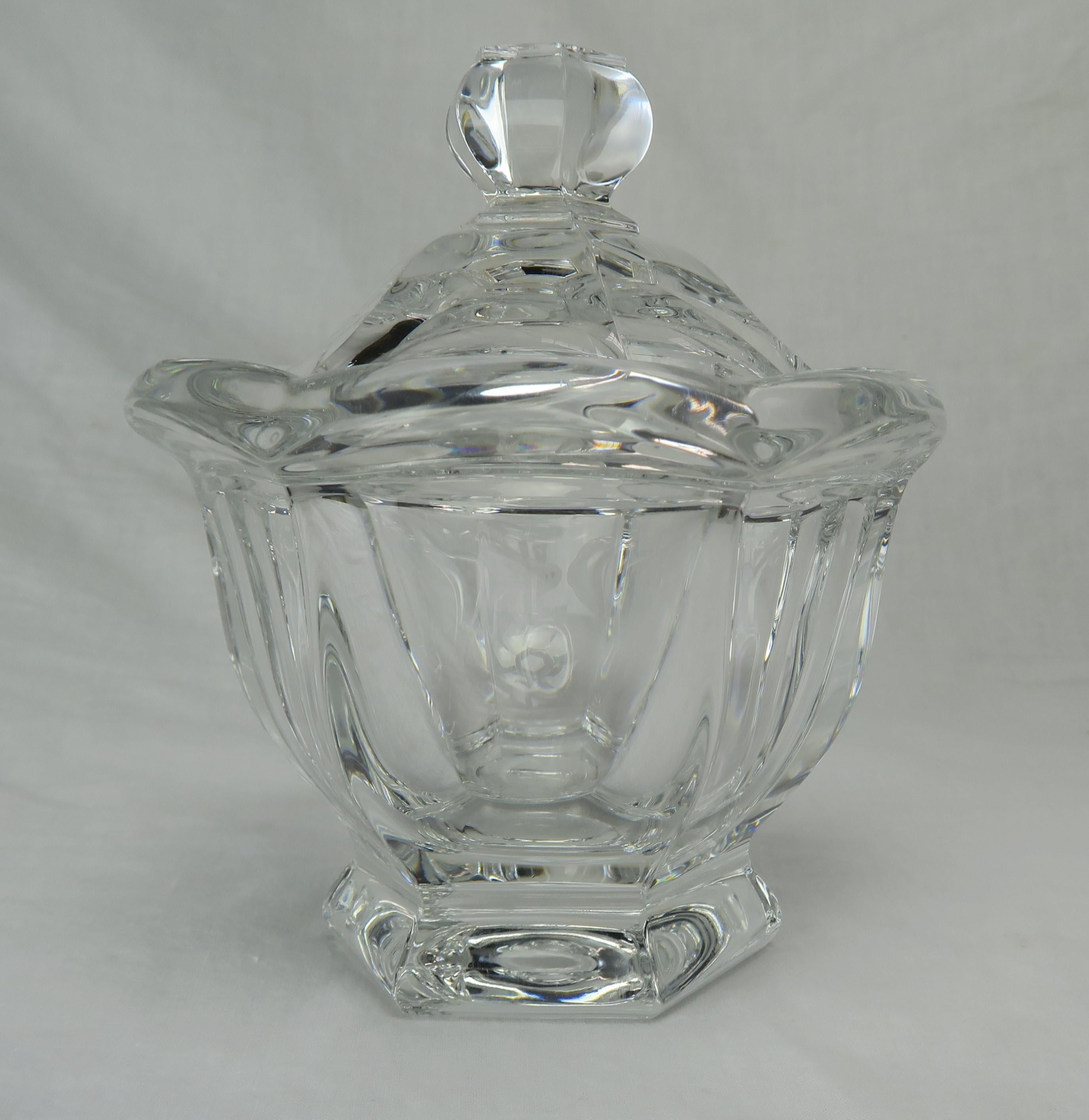 Beautiful and substantial Baccarat Harcourt Missouri jam or sauce jar with nice heavy feel and subtle scallop edge. It looks great on both a modern or traditional table. Baccarat mark on both lid and base. This item is provided without its spoon.